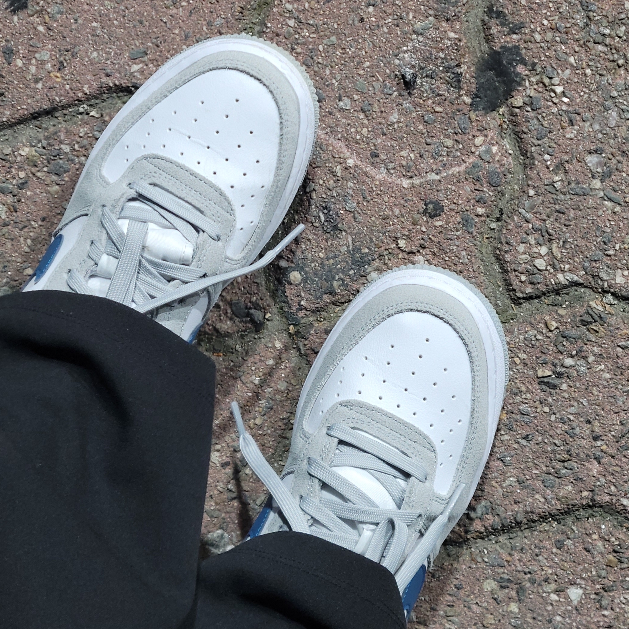 (GS) Nike Air Force 1 LV8 Athletic Club Light Smoke Grey Marina 착용 스타일