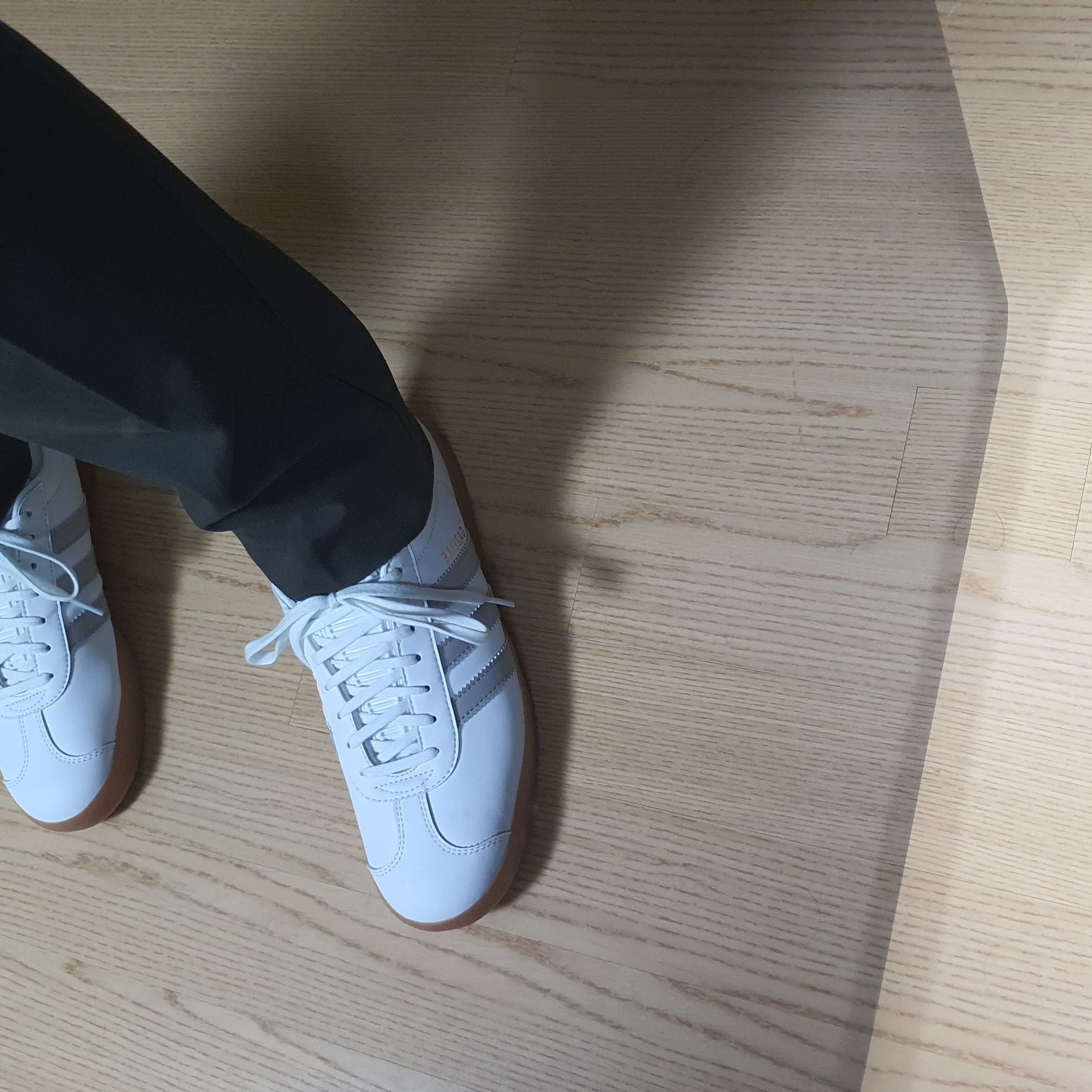 Adidas Gazelle White Grey 착용 스타일 - 1