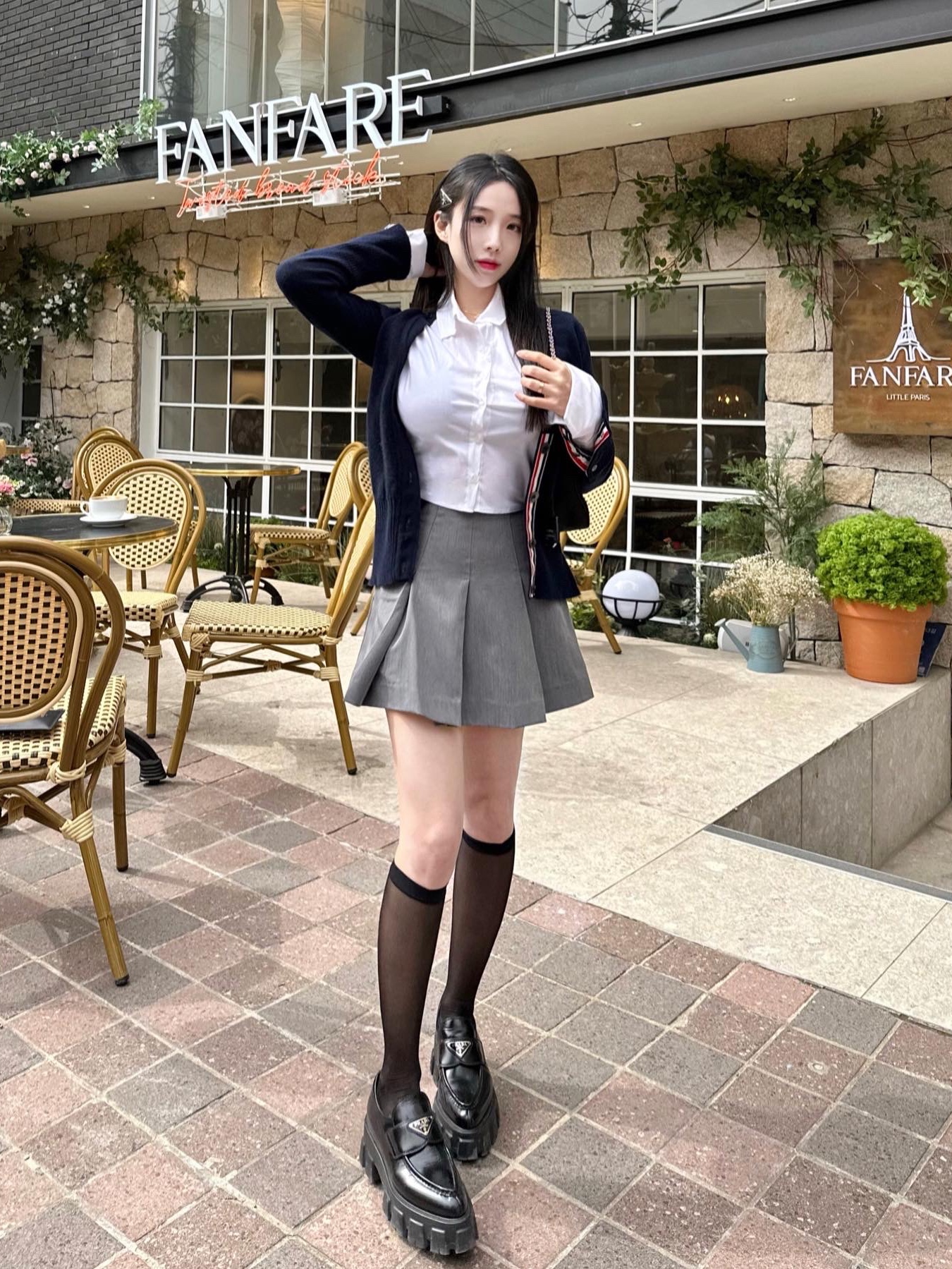 (W) 프라다 메탈 헤어 클립스 블랙, (W) 톰브라운 서스테이너블 파인 메리노 울 사선 릴렉스 핏 브이넥 가디건 네이비 착용 스타일 - 2
