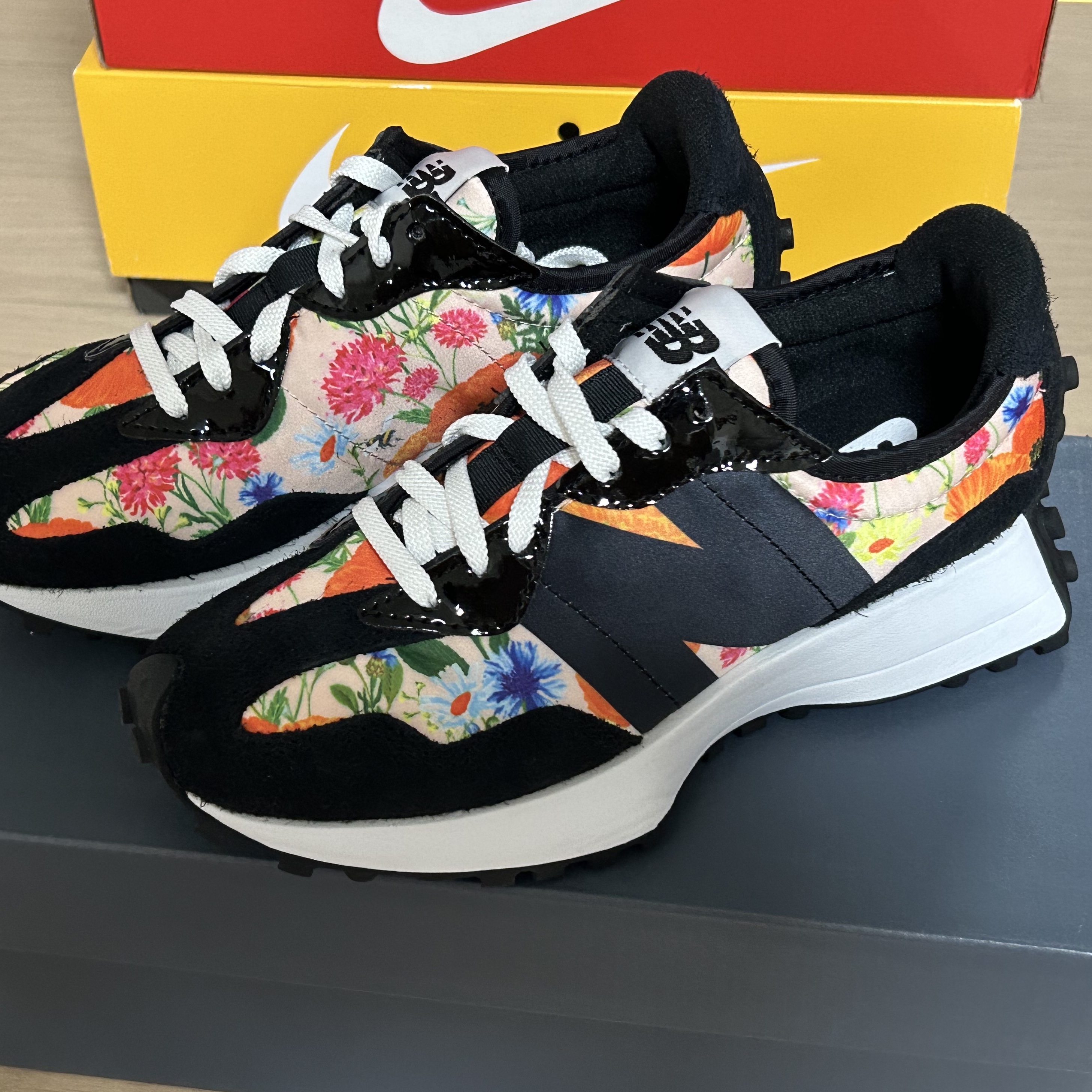 (W) New Balance 327 Black Oyster Pink 착용 스타일