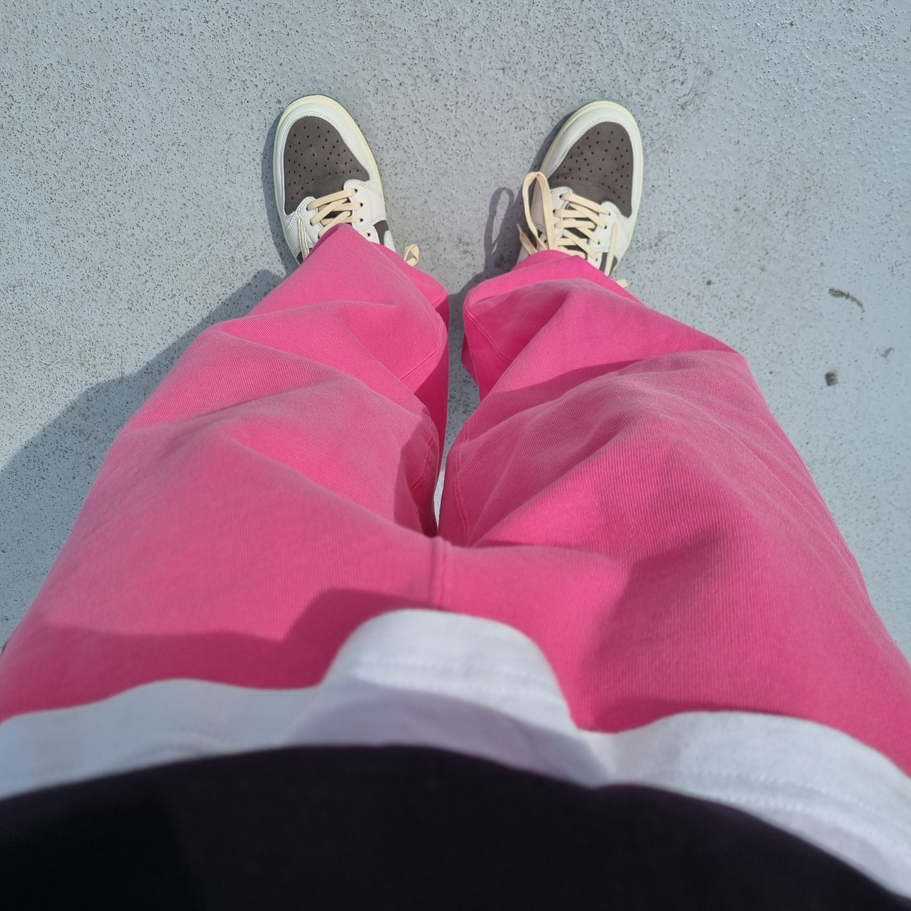 Nike x Stussy NRG Washed Fleece Pants Lotus PInk (DO5296-670), Jordan 1 x Travis Scott Retro Low OG SP Sail and Ridgerock 착용 스타일