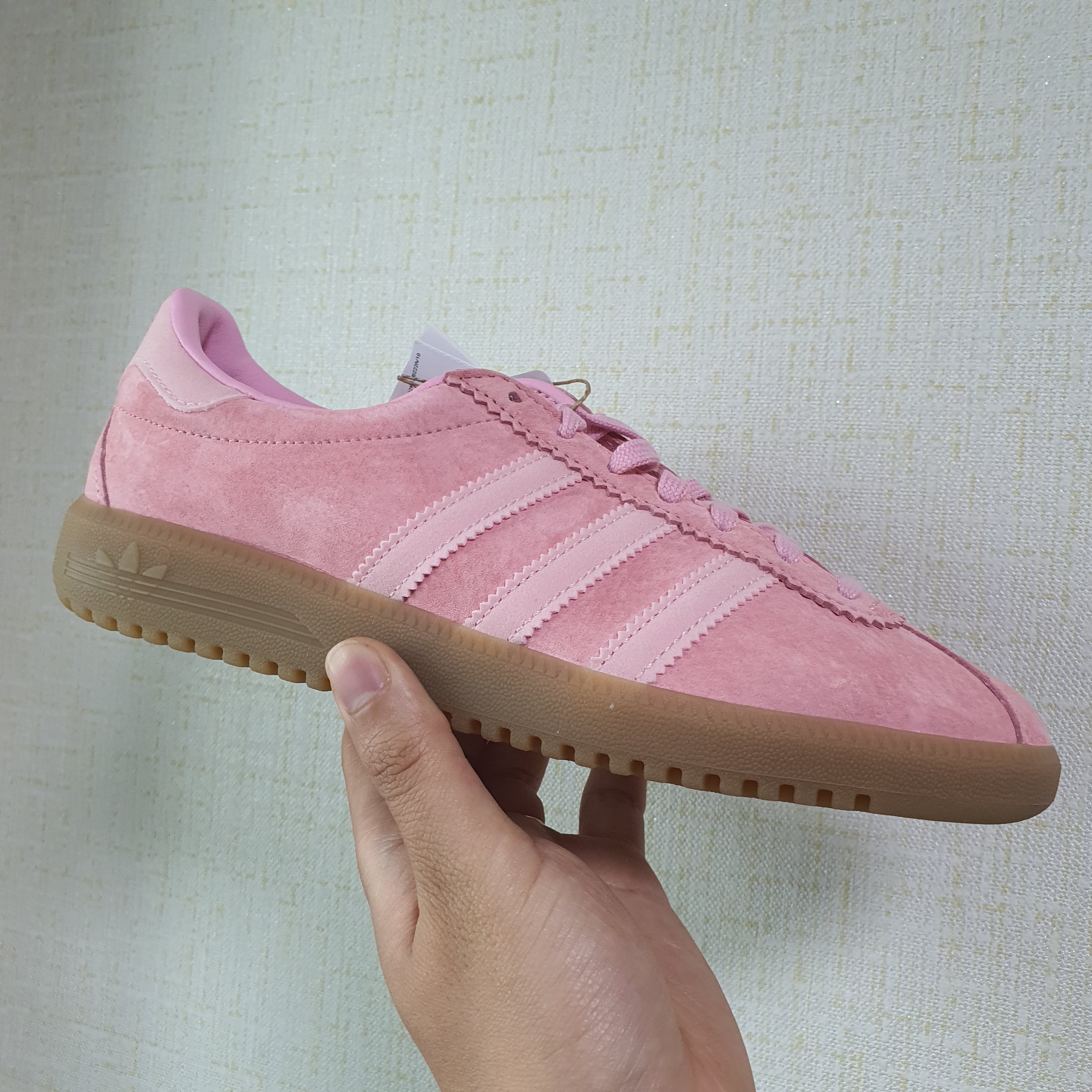 Adidas Bermuda Glow Pink 착용 스타일