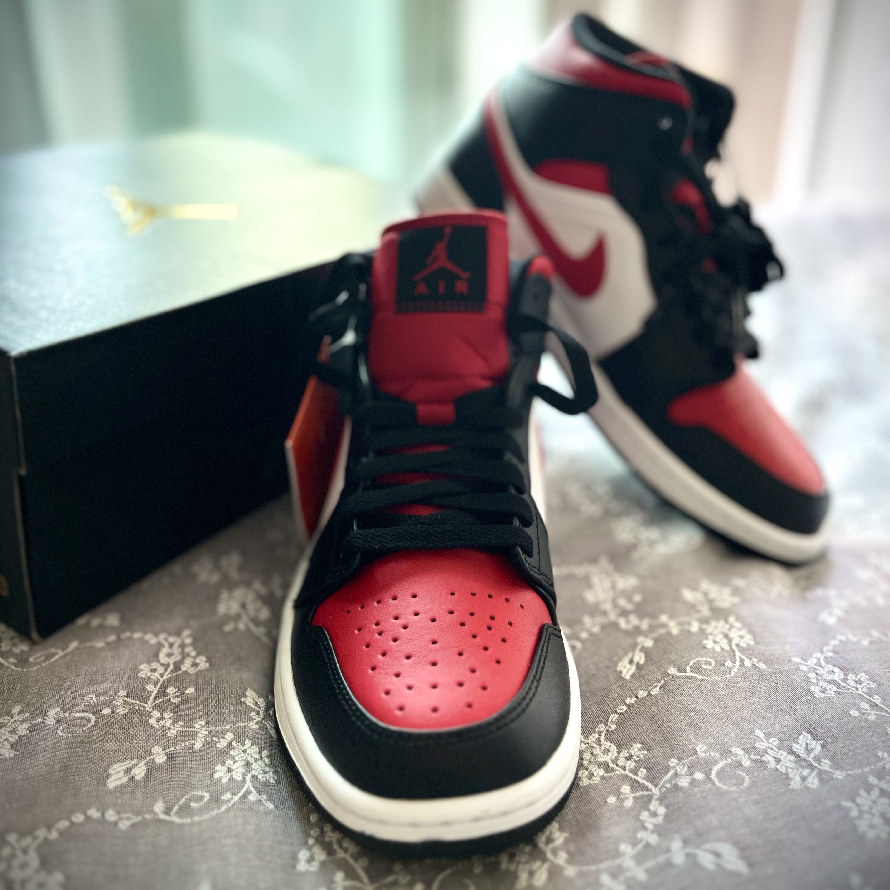 Jordan 1 Mid Black Fire Red 착용 스타일 - 1