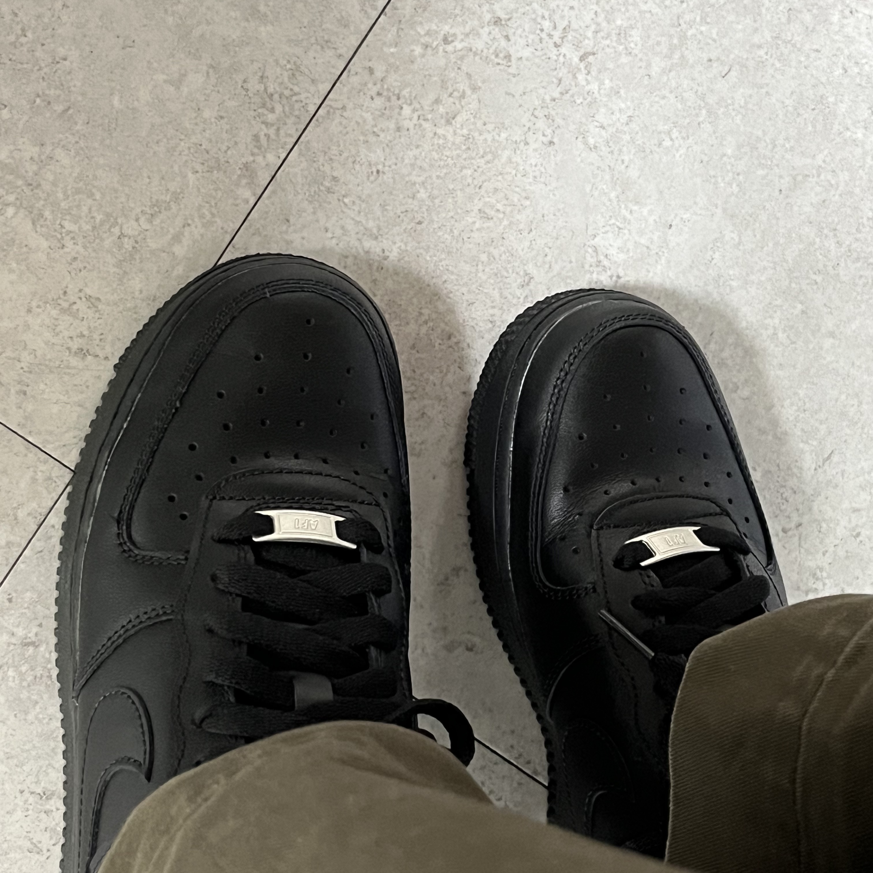 (W) Nike Air Force 1 '07 Low Triple Black 착용 스타일