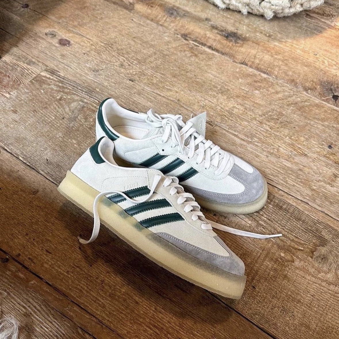 Adidas x Clarks x Ronnie Fieg 8th Street Samba Chalk White Green 착용 스타일
