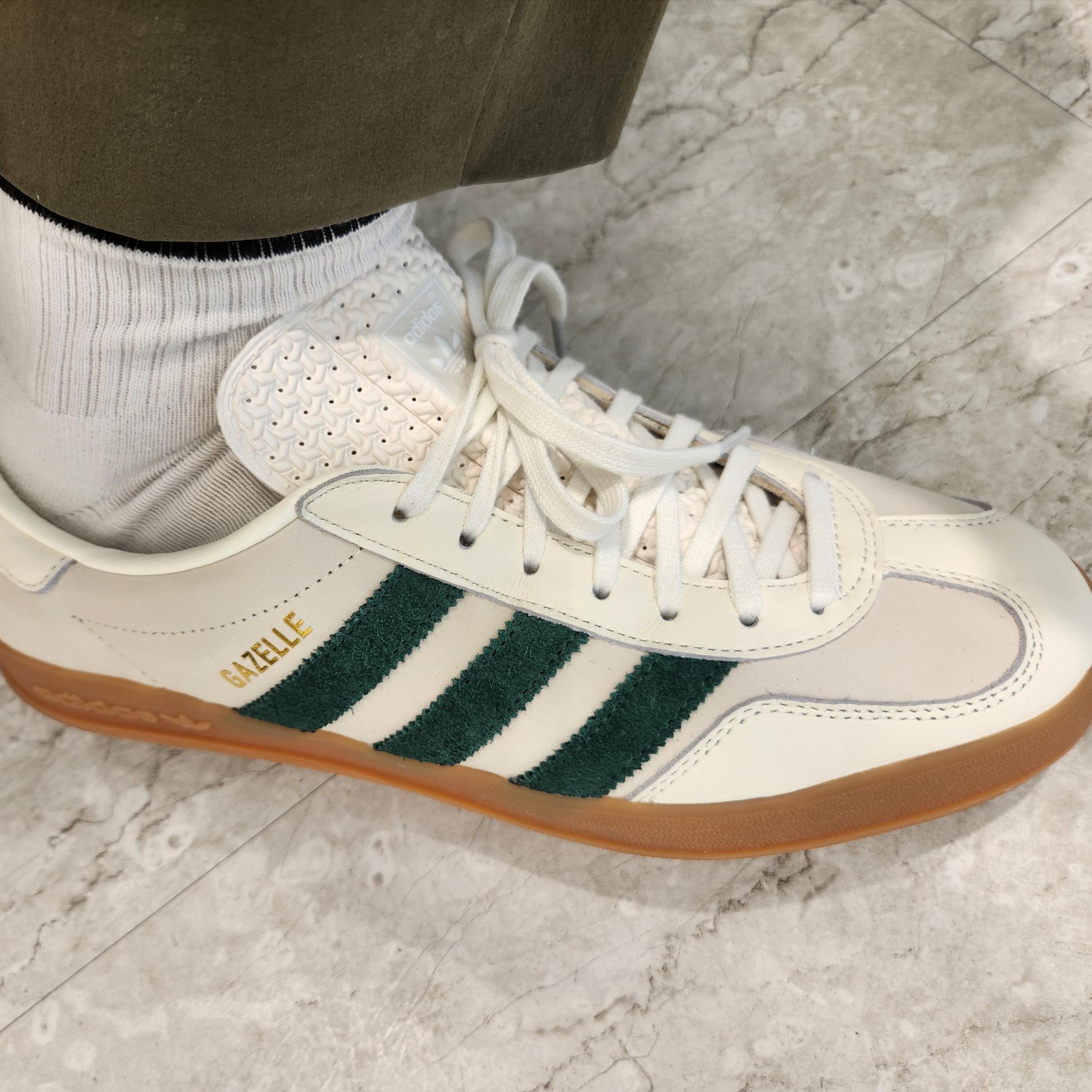 Adidas x Emmi Gazelle Indoor Off White Dark Green 착용 스타일 - 1