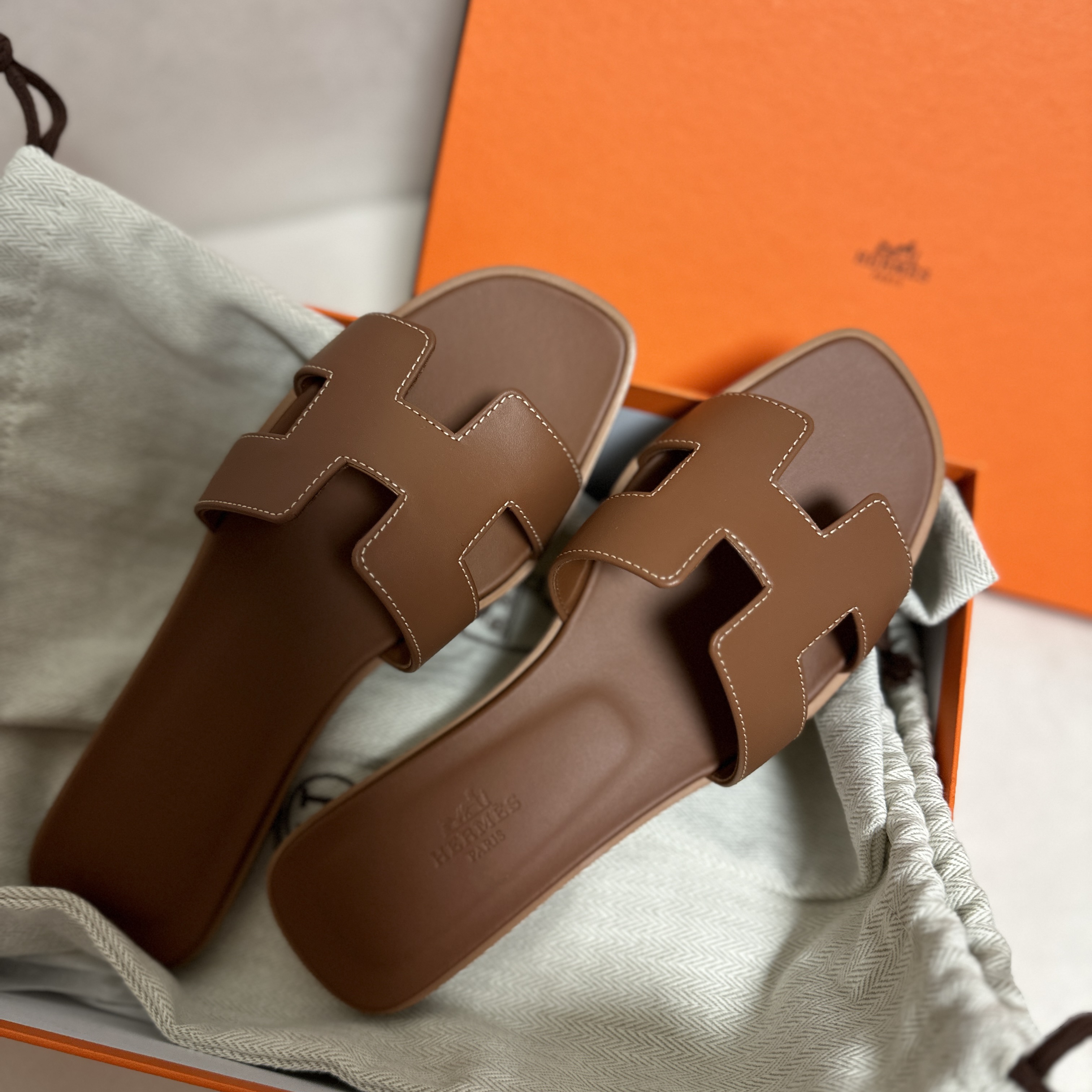 (W) Hermes Oran Sandal Calfskin & Gold Piqures Ecrues 착용 스타일