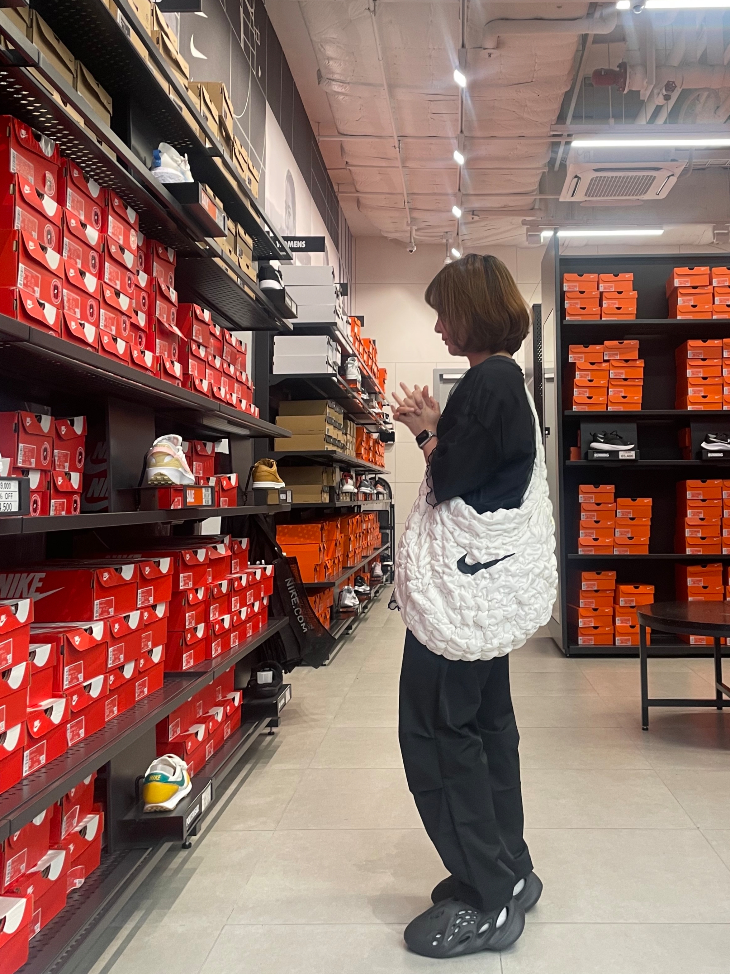 Adidas Yeezy Foam RNNR Onyx, COS Quilted Oversized Shoulder Bag Off White Light Beige 착용 스타일