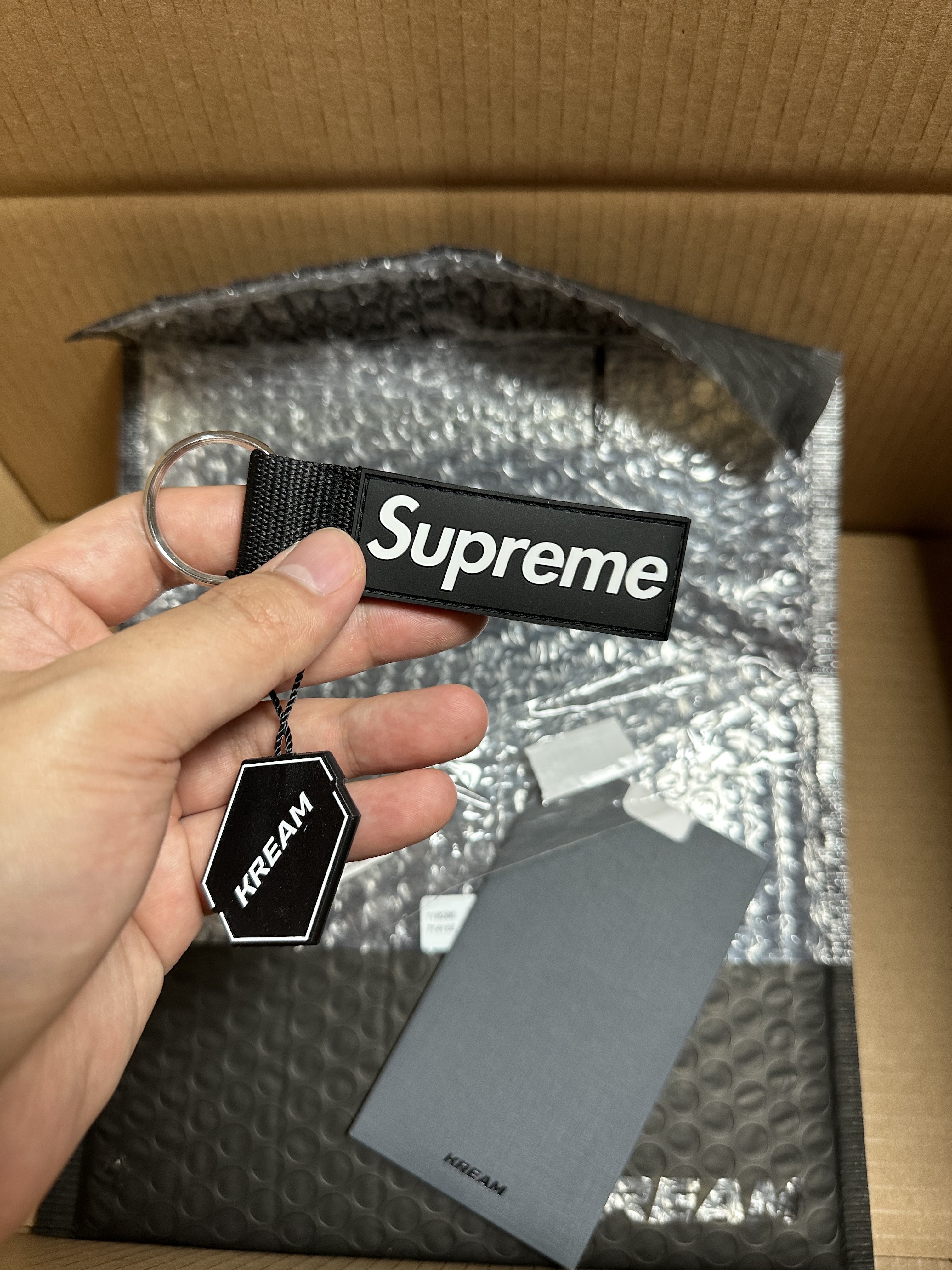 Supreme Webbing Keychain Black - 23SS 착용 스타일 - 1