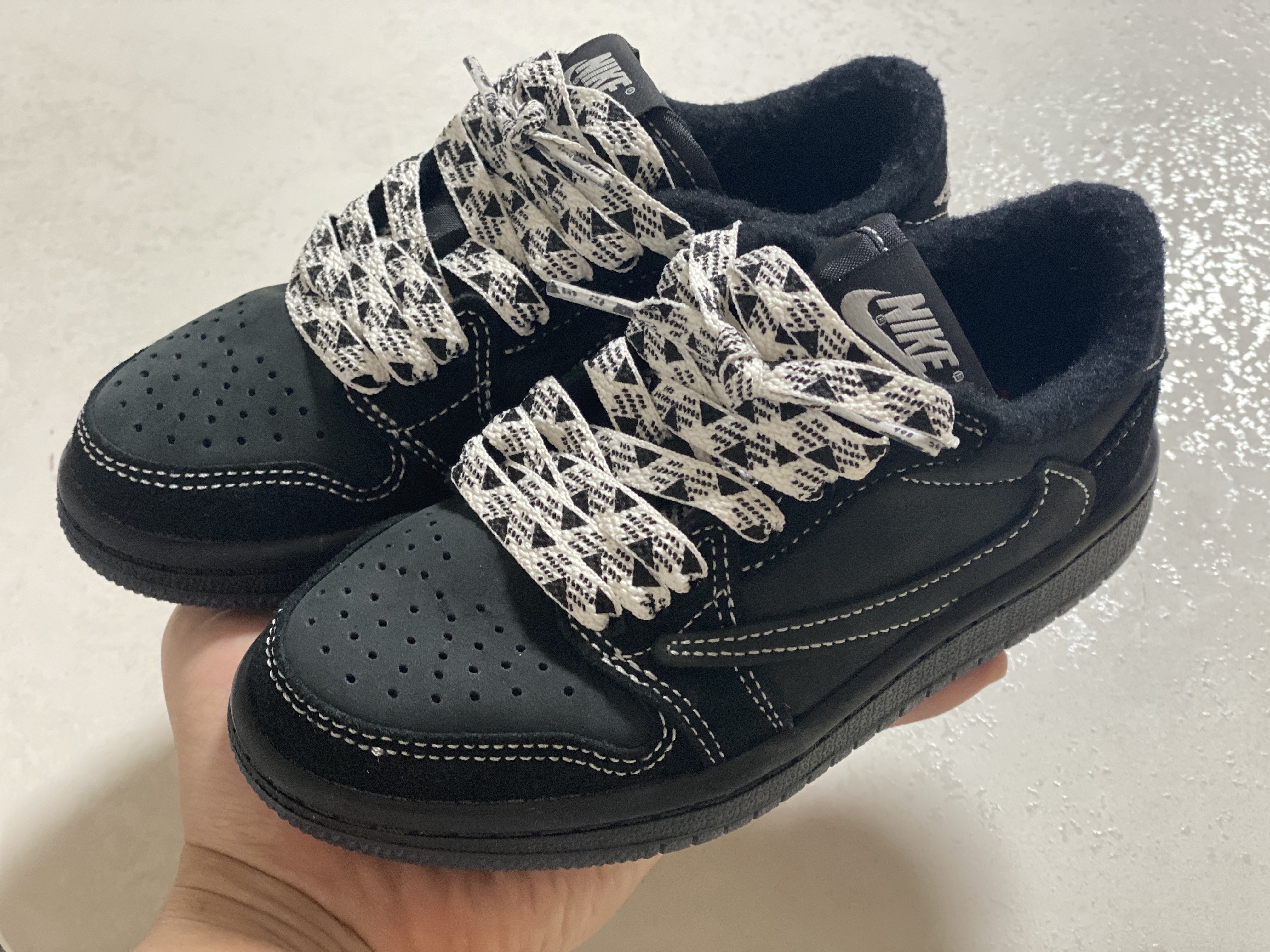 (TD) Jordan 1 x Travis Scott Retro Low OG SP Black Phantom 착용 스타일