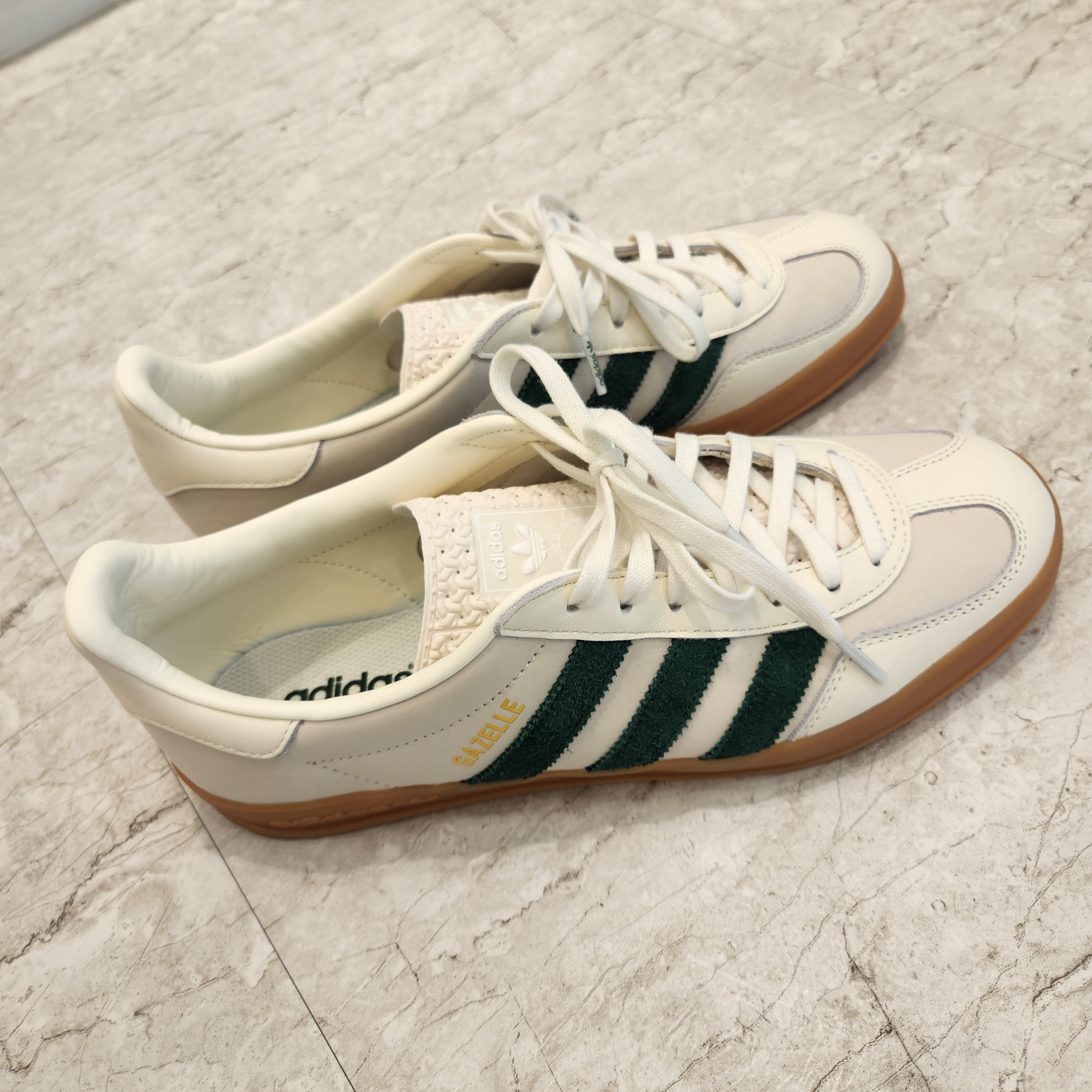 Adidas x Emmi Gazelle Indoor Off White Dark Green 착용 스타일 - 3
