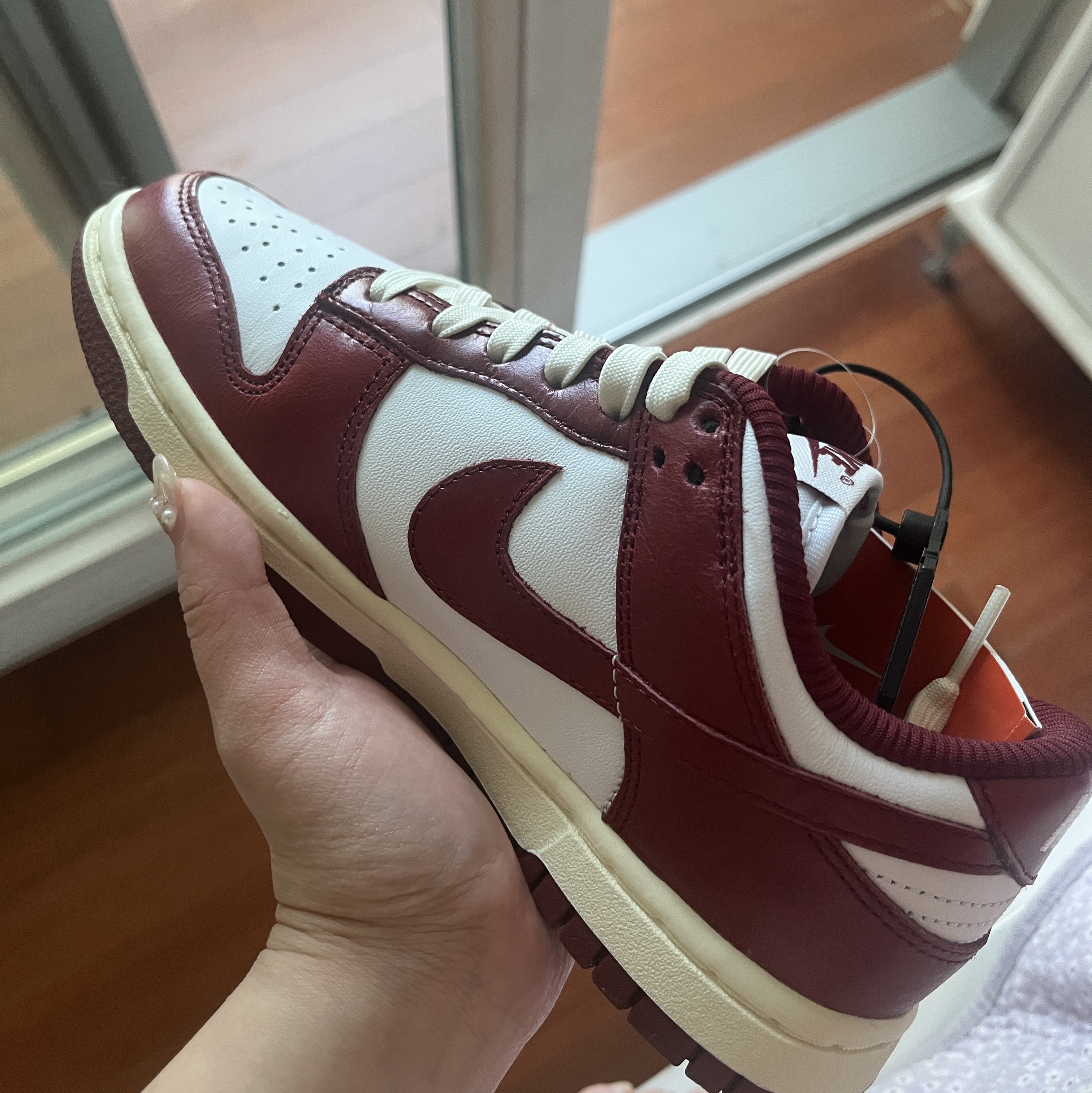 (W) Nike Dunk Low Retro PRM Team Red and White 착용 스타일