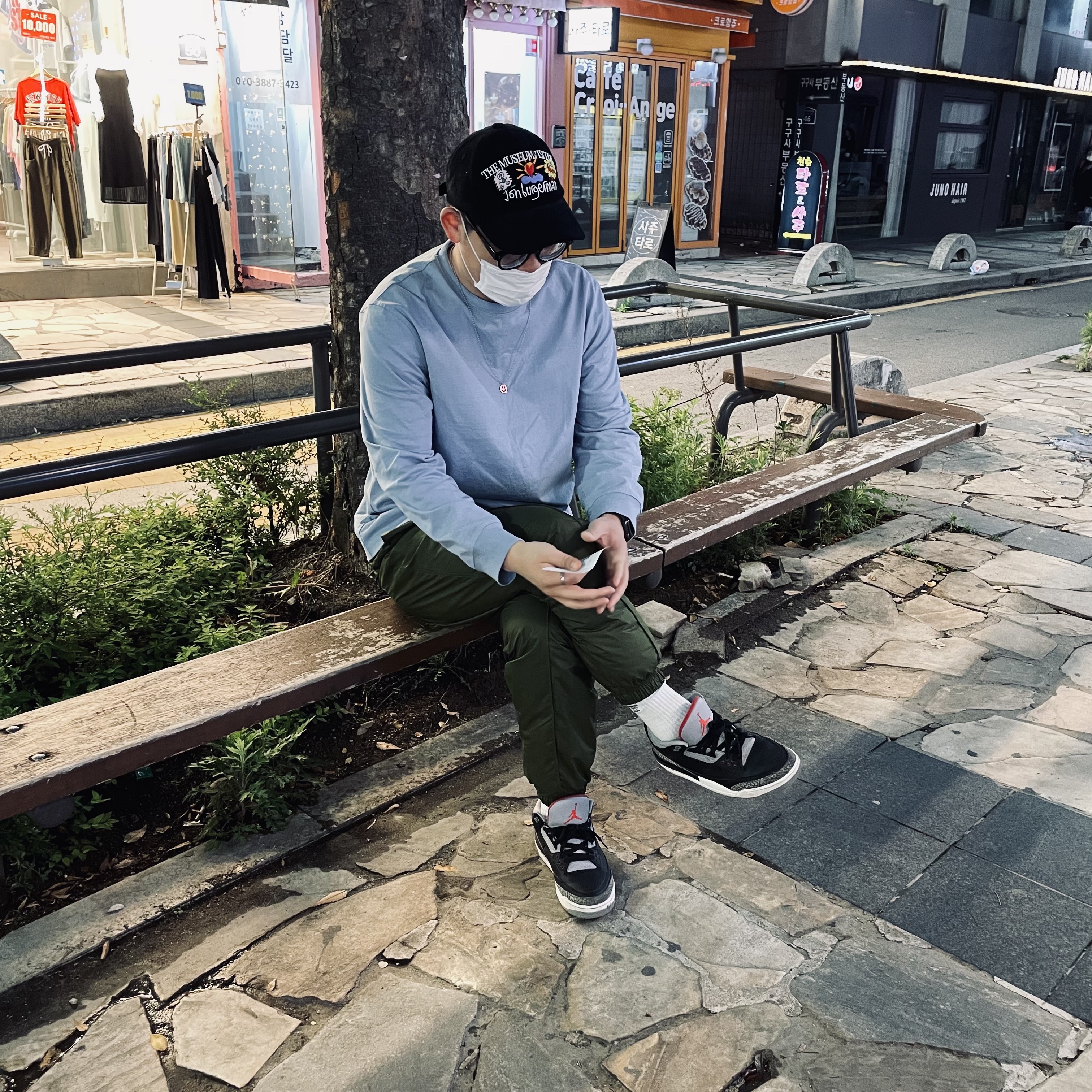 The Museum Visitor x Jon Burgerman Pinky Winky & Charlie Ball Cap Black, Jordan 3 Retro OG Black Cement 2018 착용 스타일