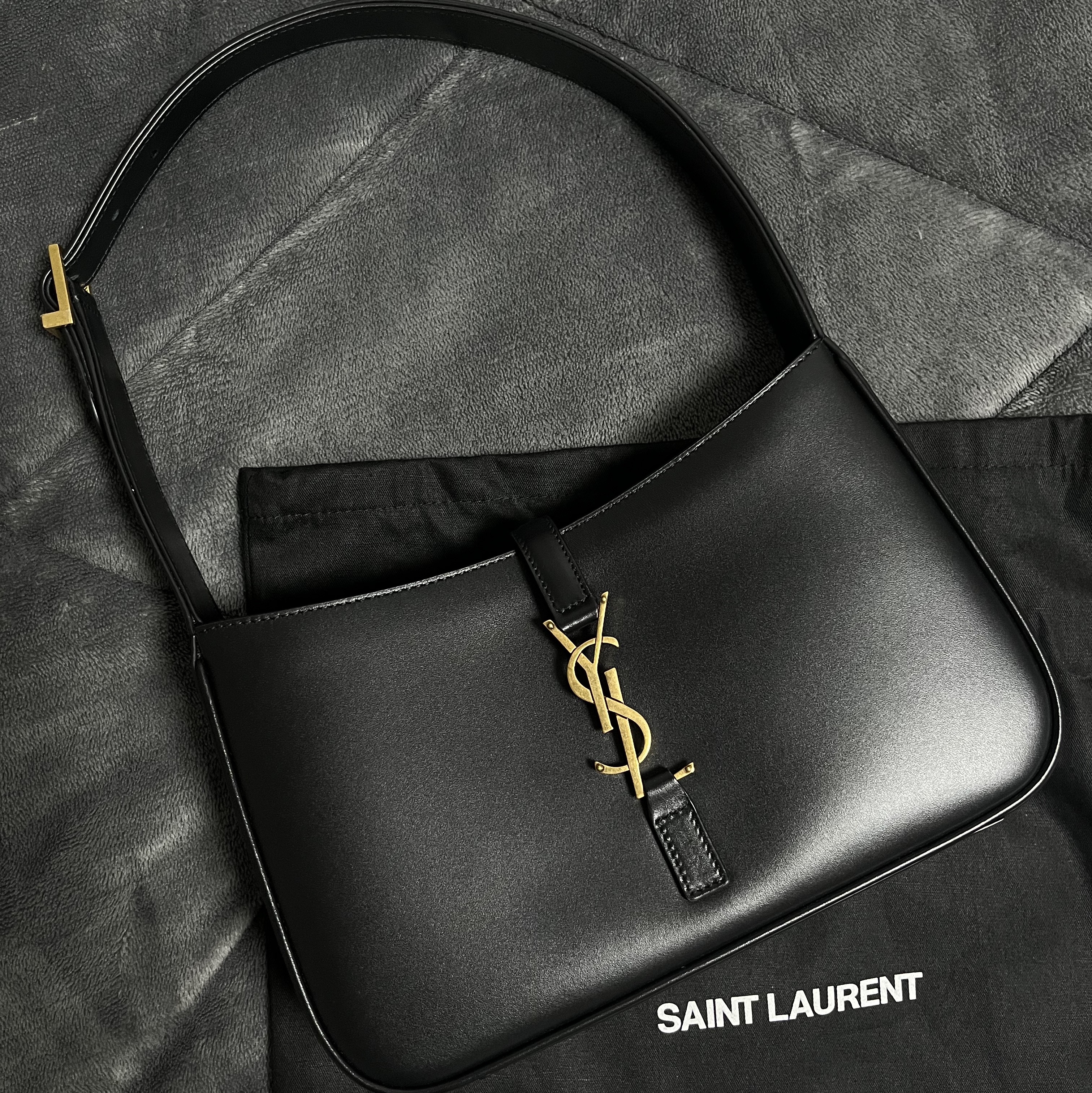 Saint Laurent Bronze Monogram Le 5 A 7 Hobo Bag in Smooth Leather Black 착용 스타일