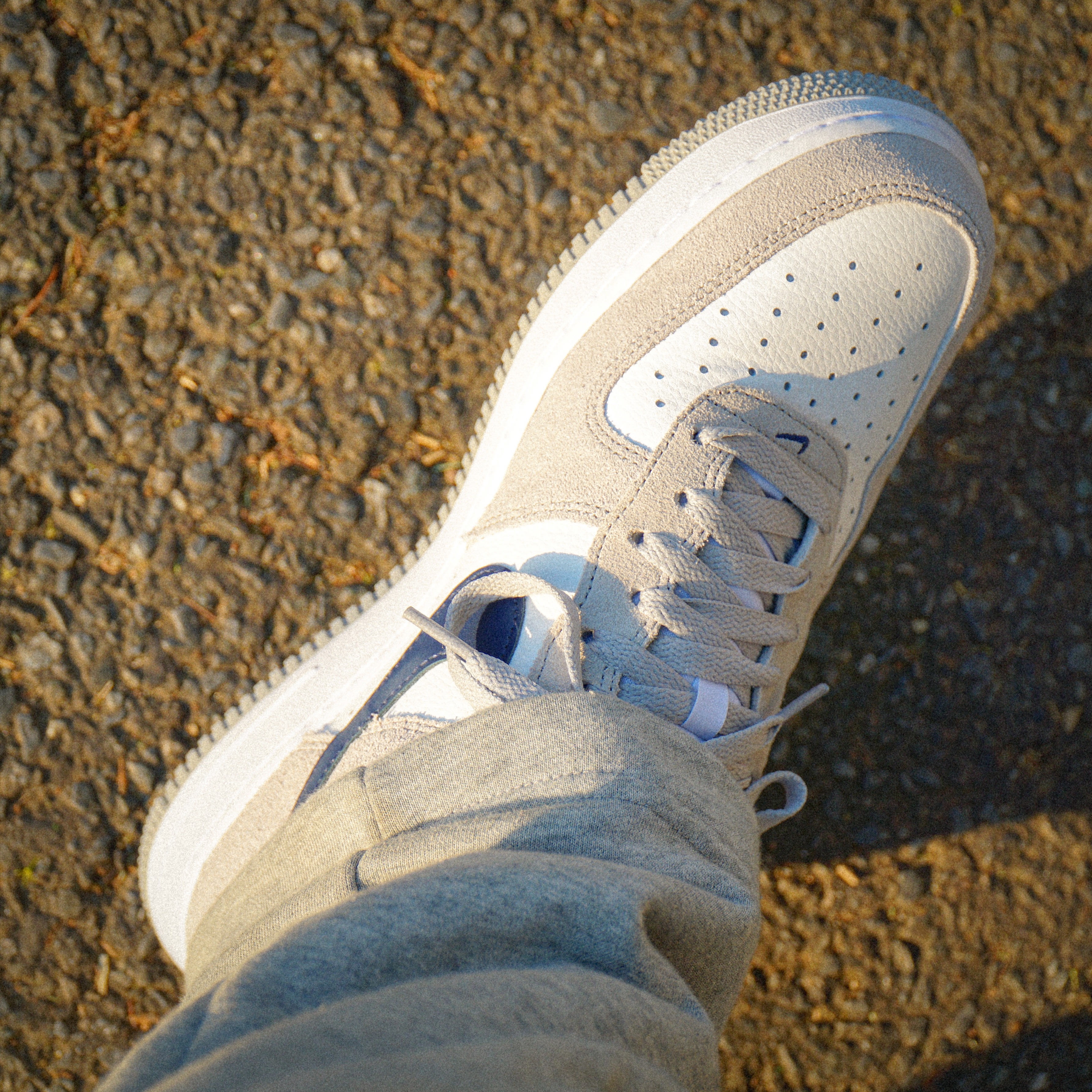 Nike Air Force 1 '07 Light Smoke Grey Midnight Navy 착용 스타일