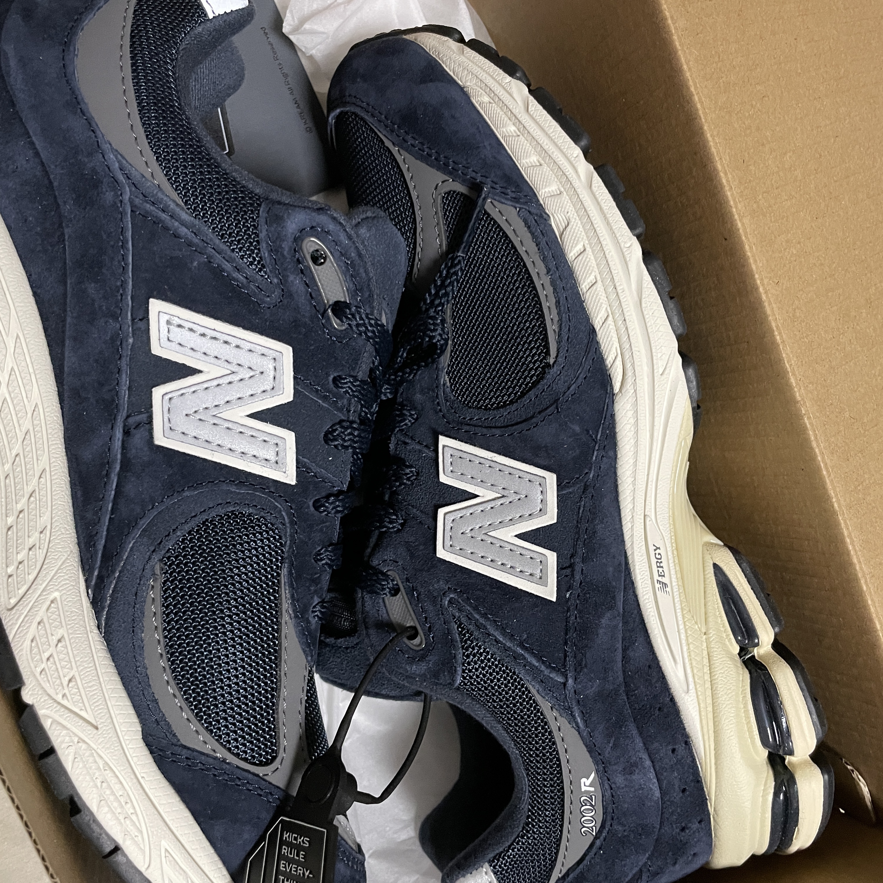 New Balance 2002R Eclipse Castlerock 착용 스타일