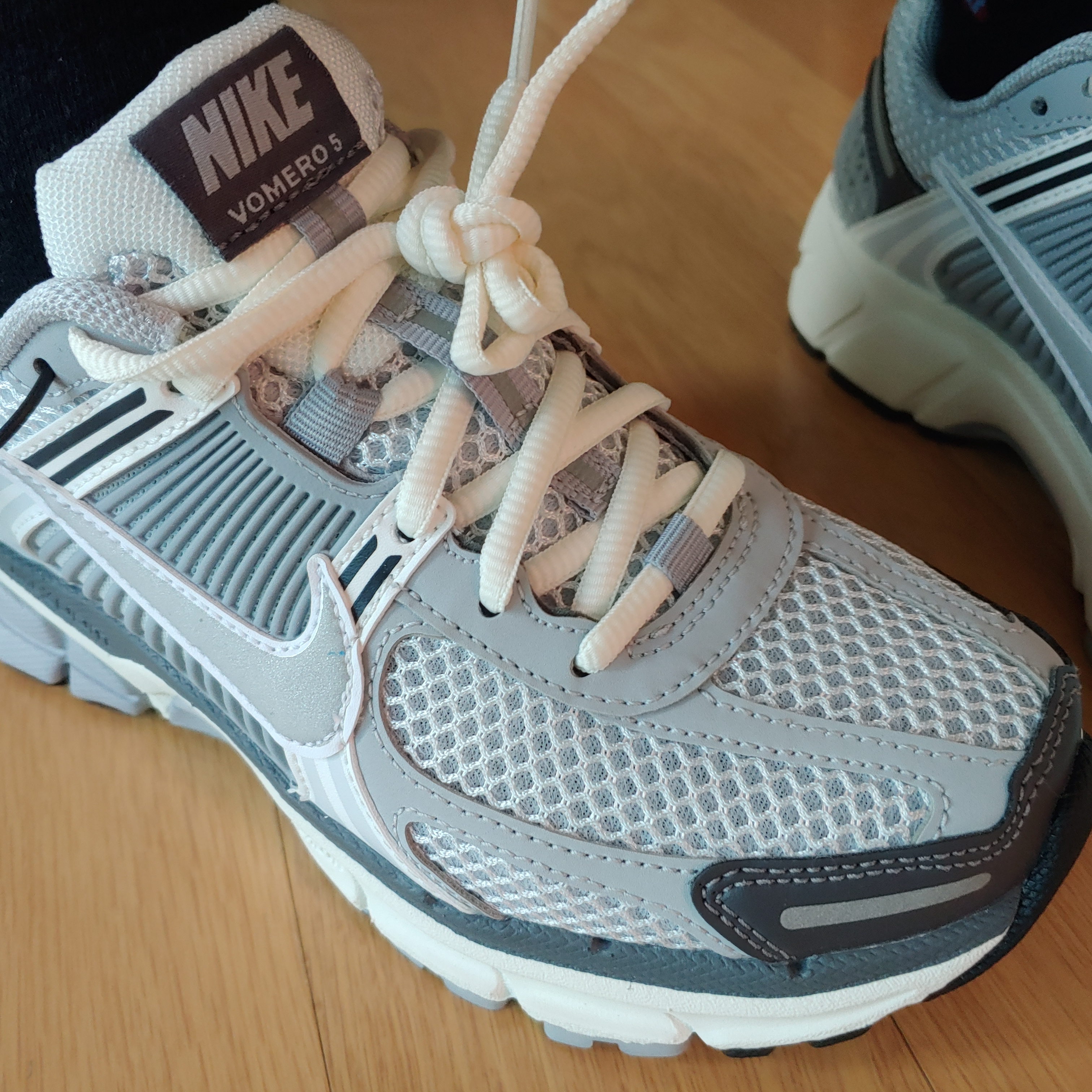 (W) Nike Zoom Vomero 5 Pure Platinum Metallic Silver 착용 스타일