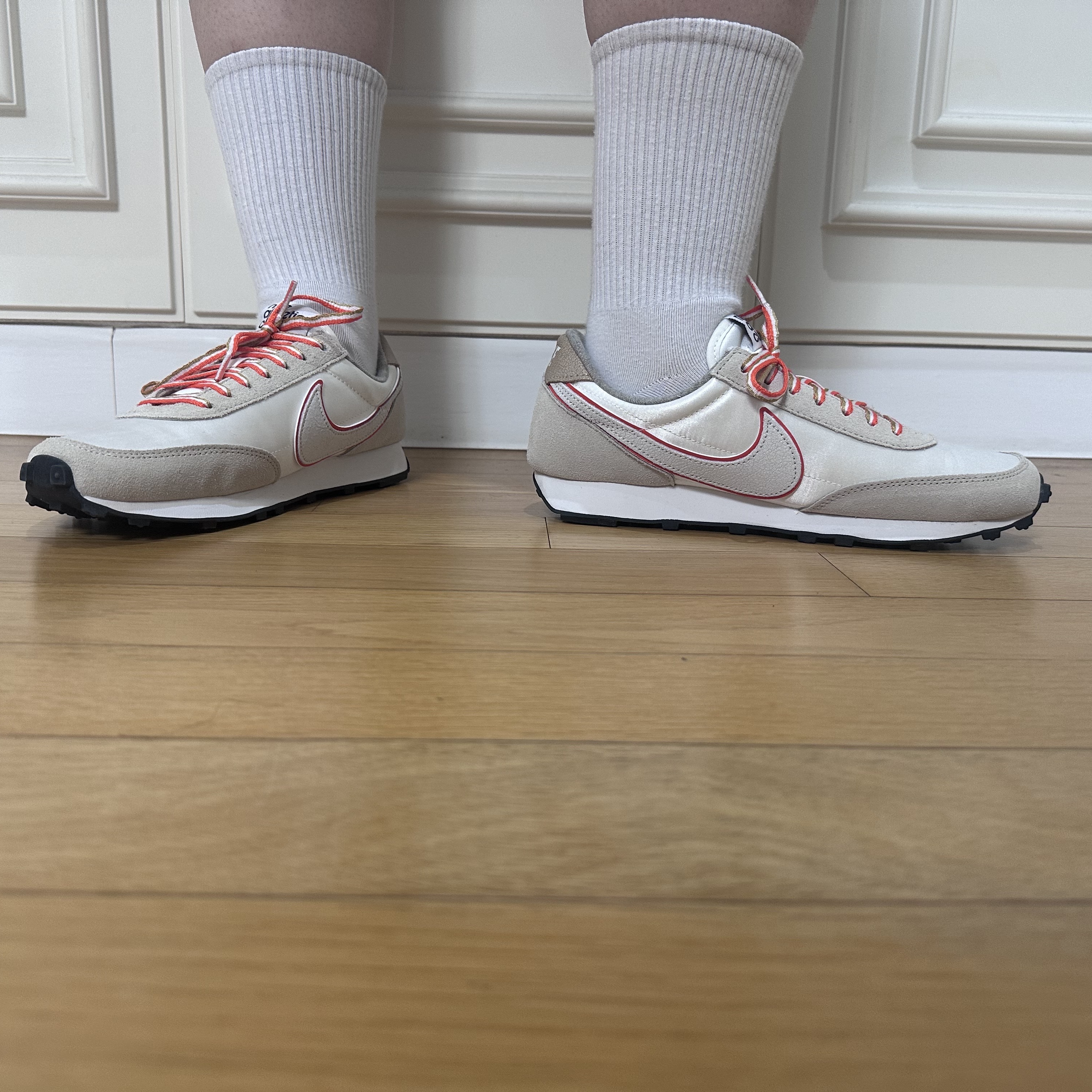 (W) Nike Daybreak SE Sail Rush Orange 착용 스타일 - 3