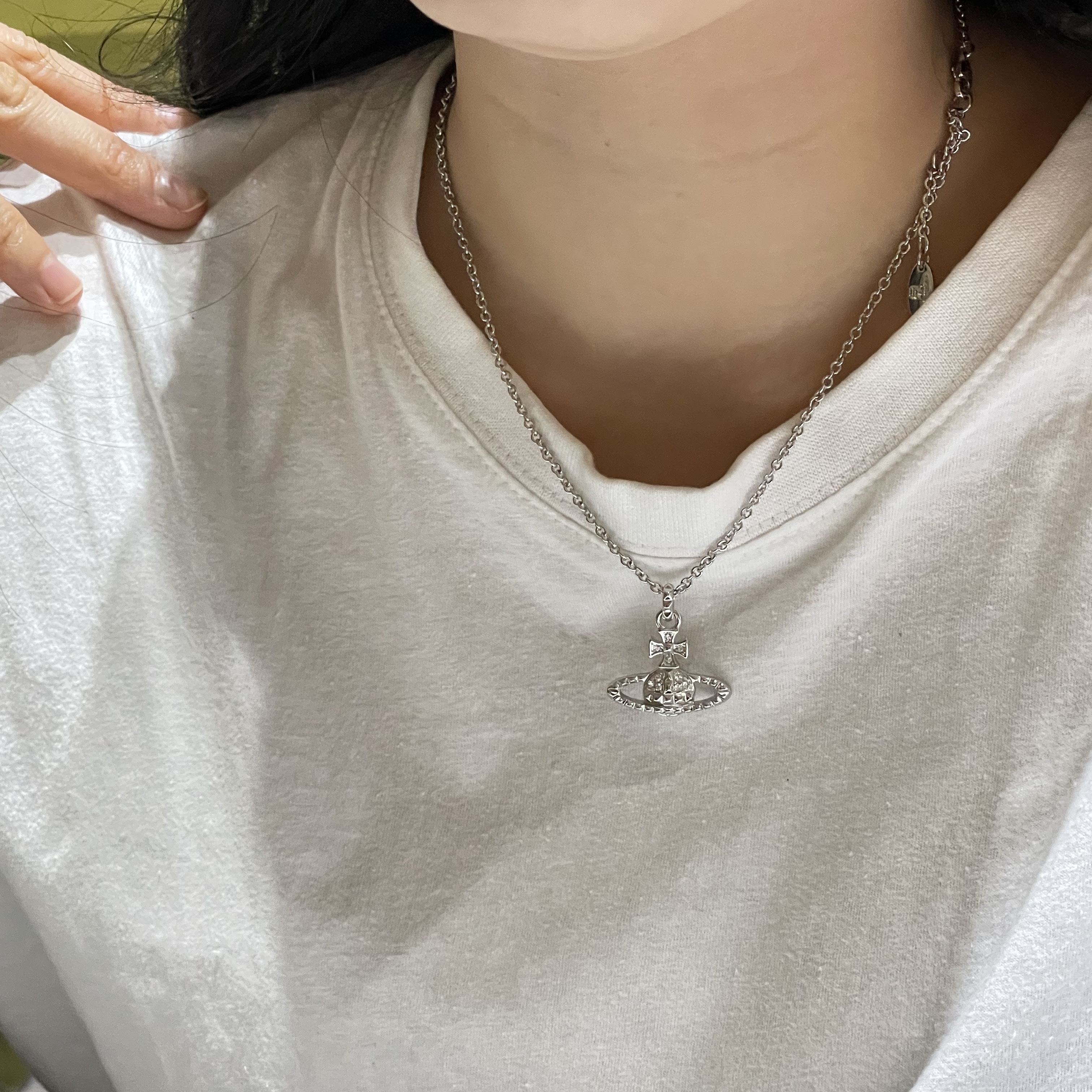 Vivienne Westwood Mayfair Bas Relief Pendant Silver 착용 스타일 - 2