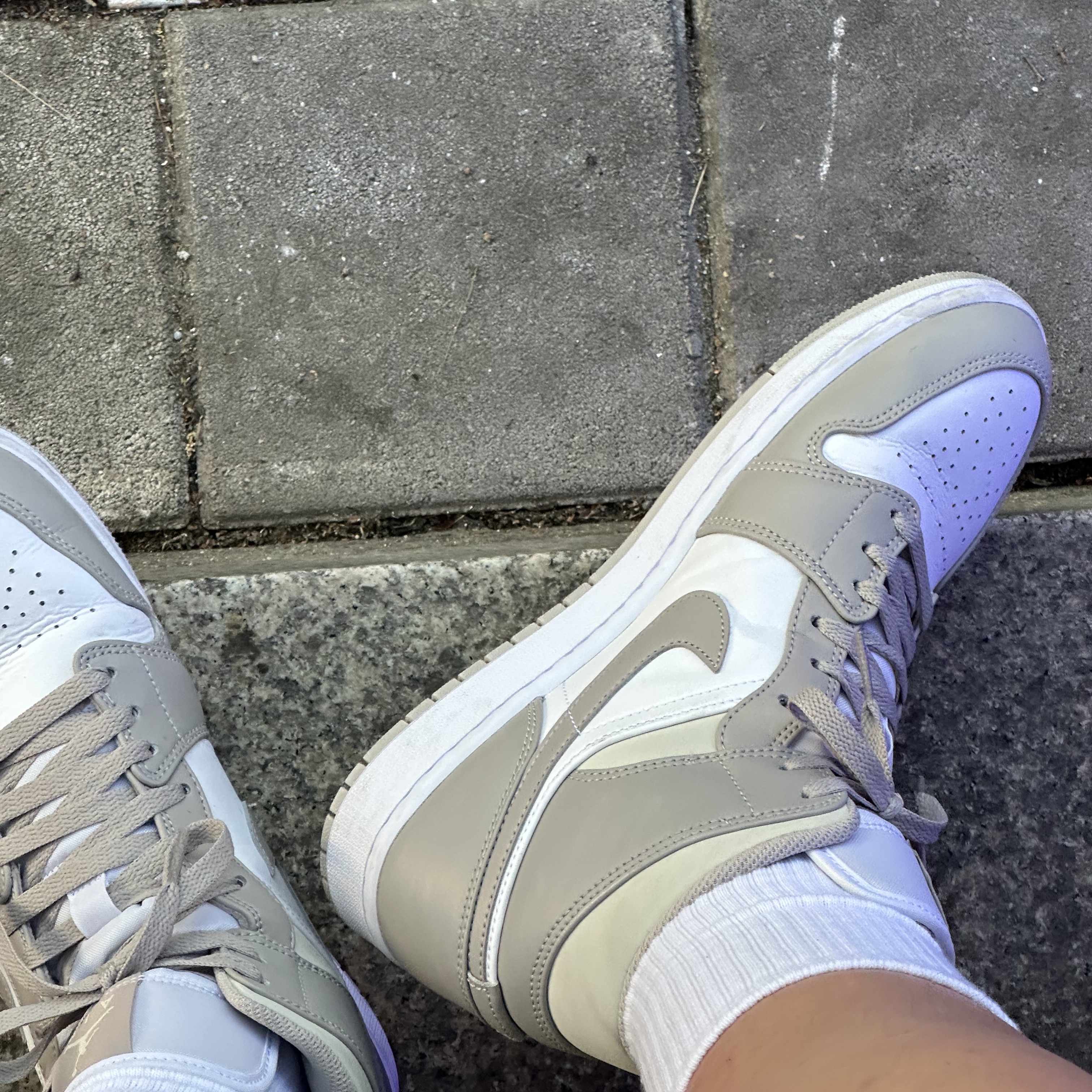 Jordan 1 Mid College Grey 착용 스타일