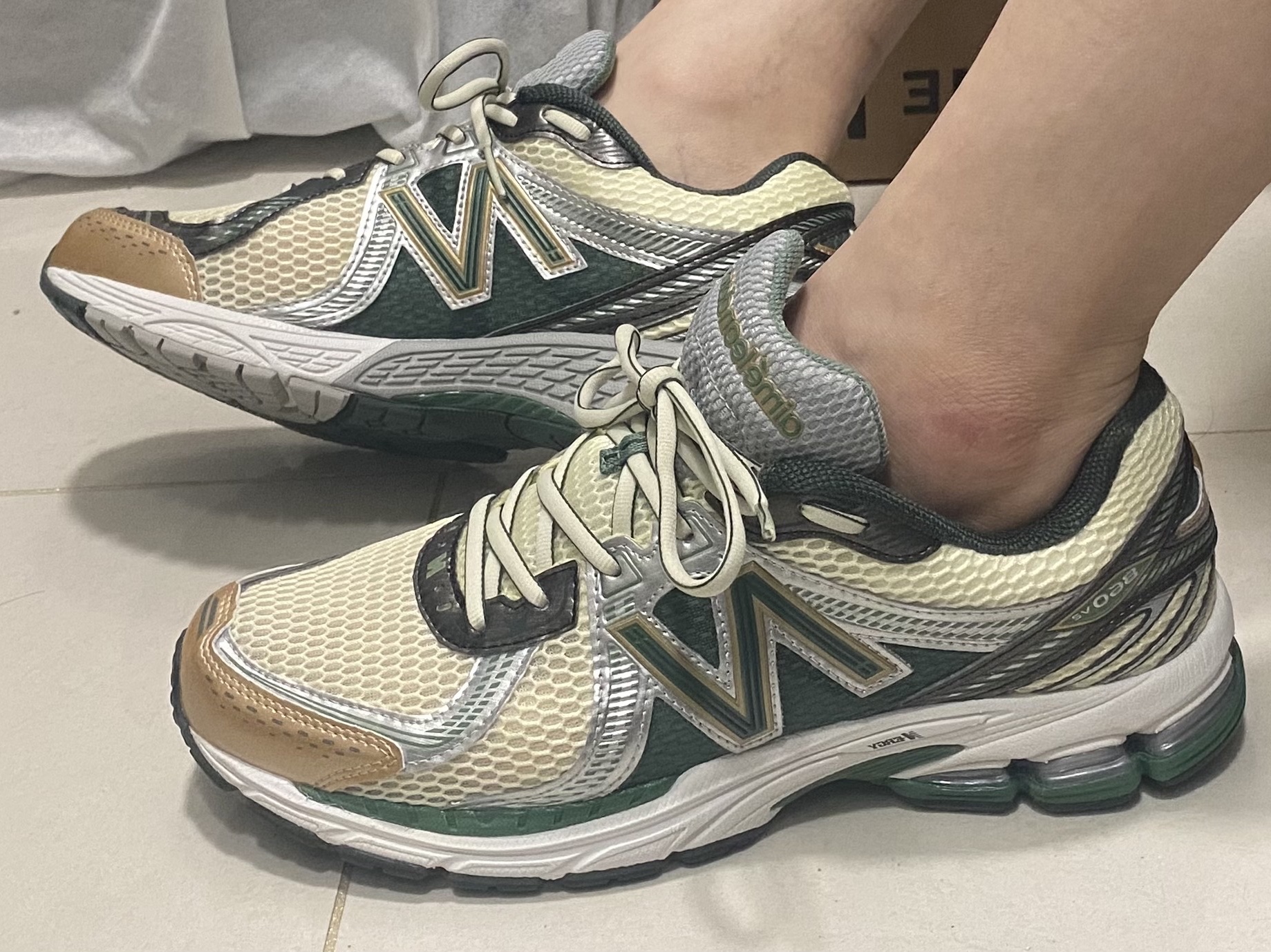 New Balance x Aime Leon Dore 860v2 Green 착용 스타일 - 1