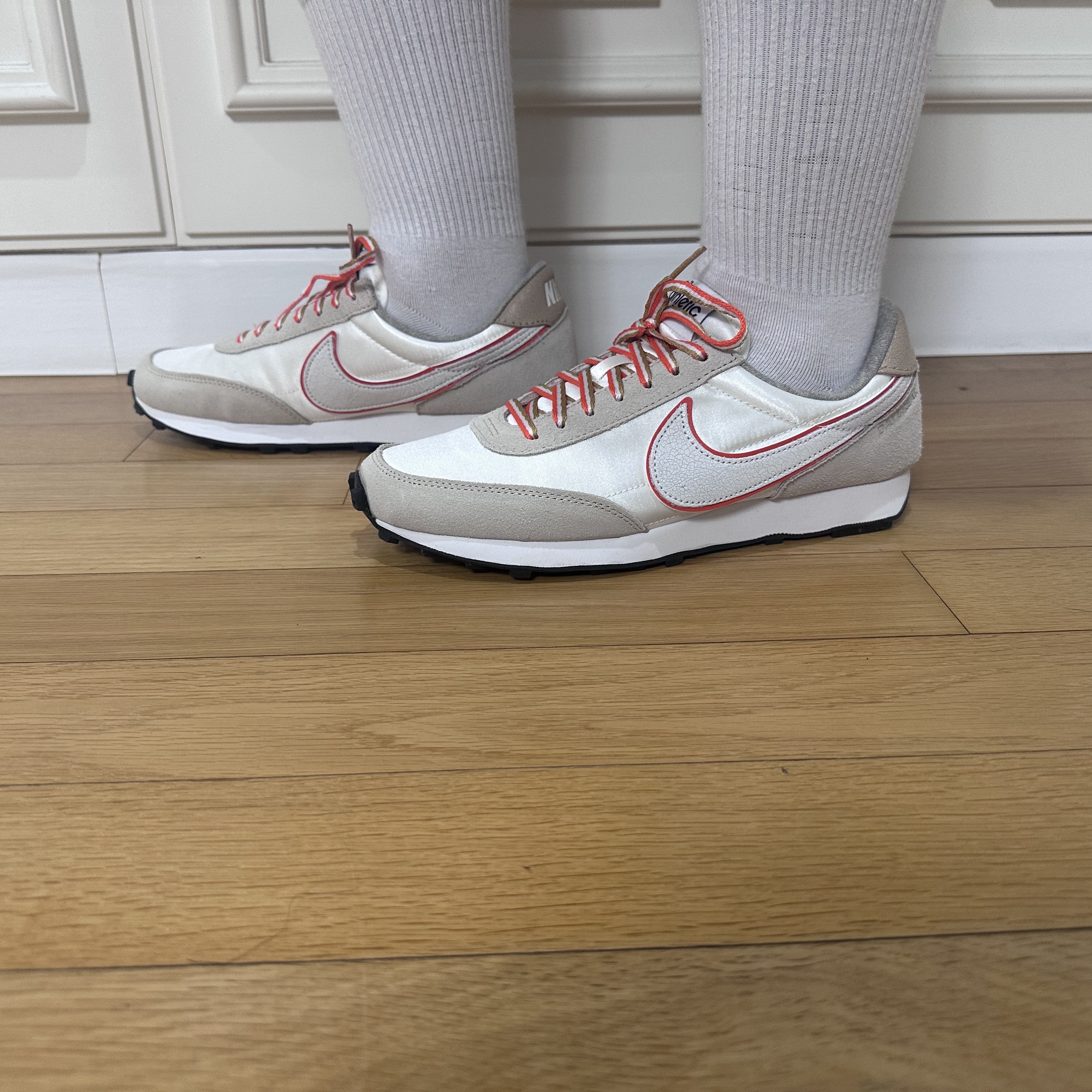 (W) Nike Daybreak SE Sail Rush Orange 착용 스타일 - 1