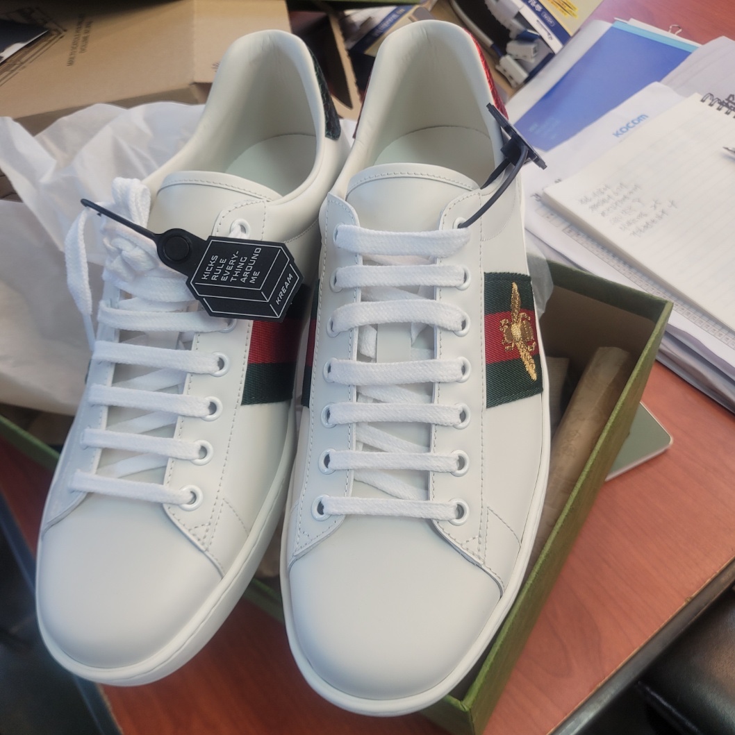 Gucci Ace Embroidered Bee 착용 스타일
