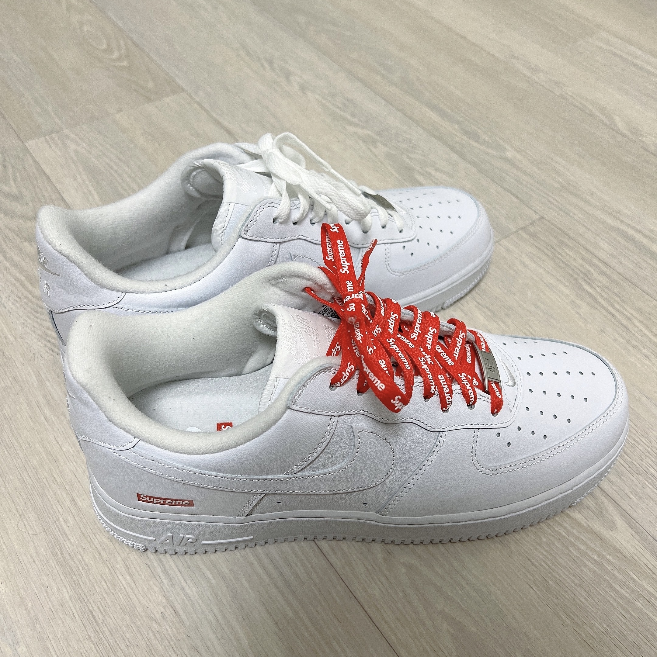 Nike x Supreme Air Force 1 Low White 착용 스타일 - 3