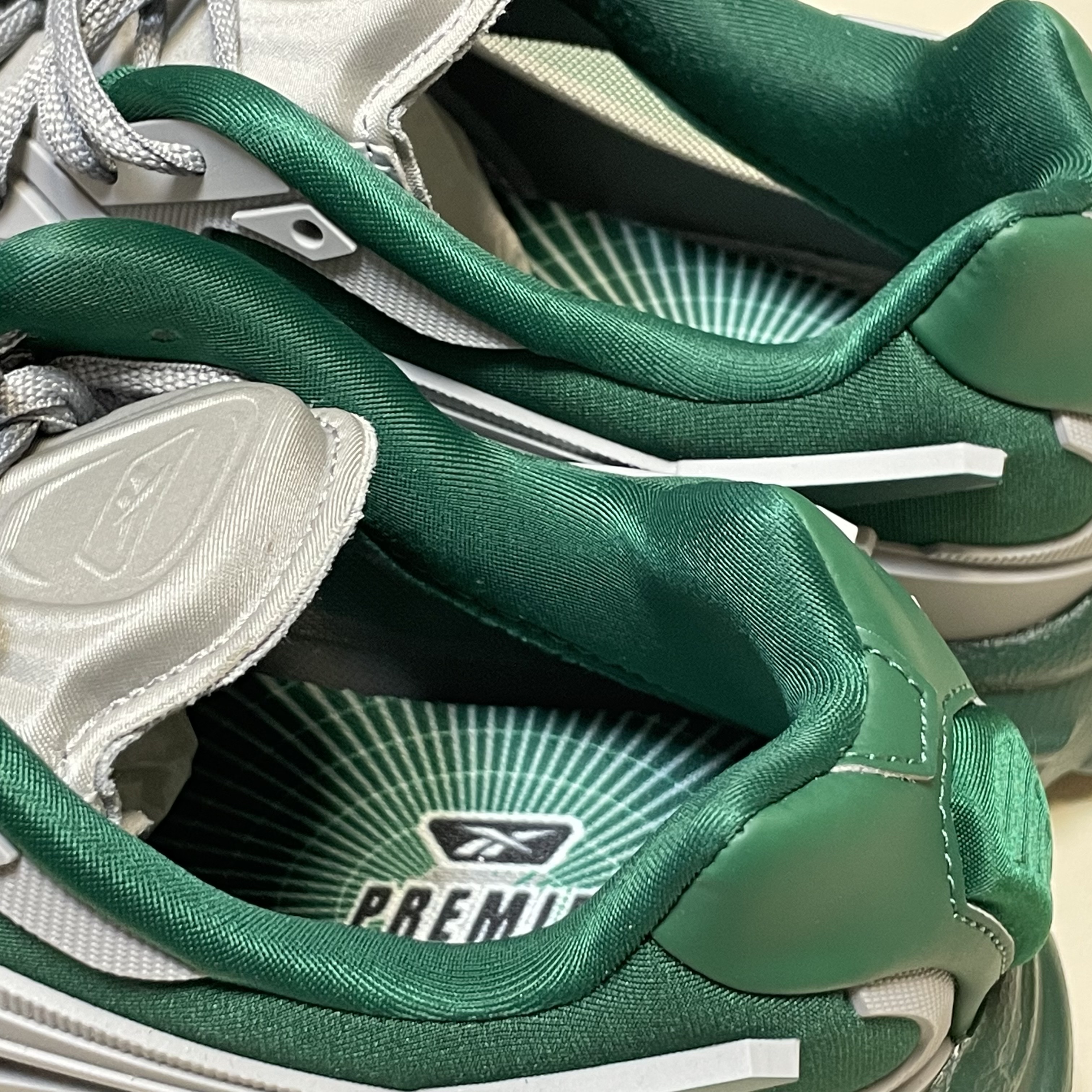 Reebok Premier Road Modern Pure Grey Dark Green 착용 스타일 - 2