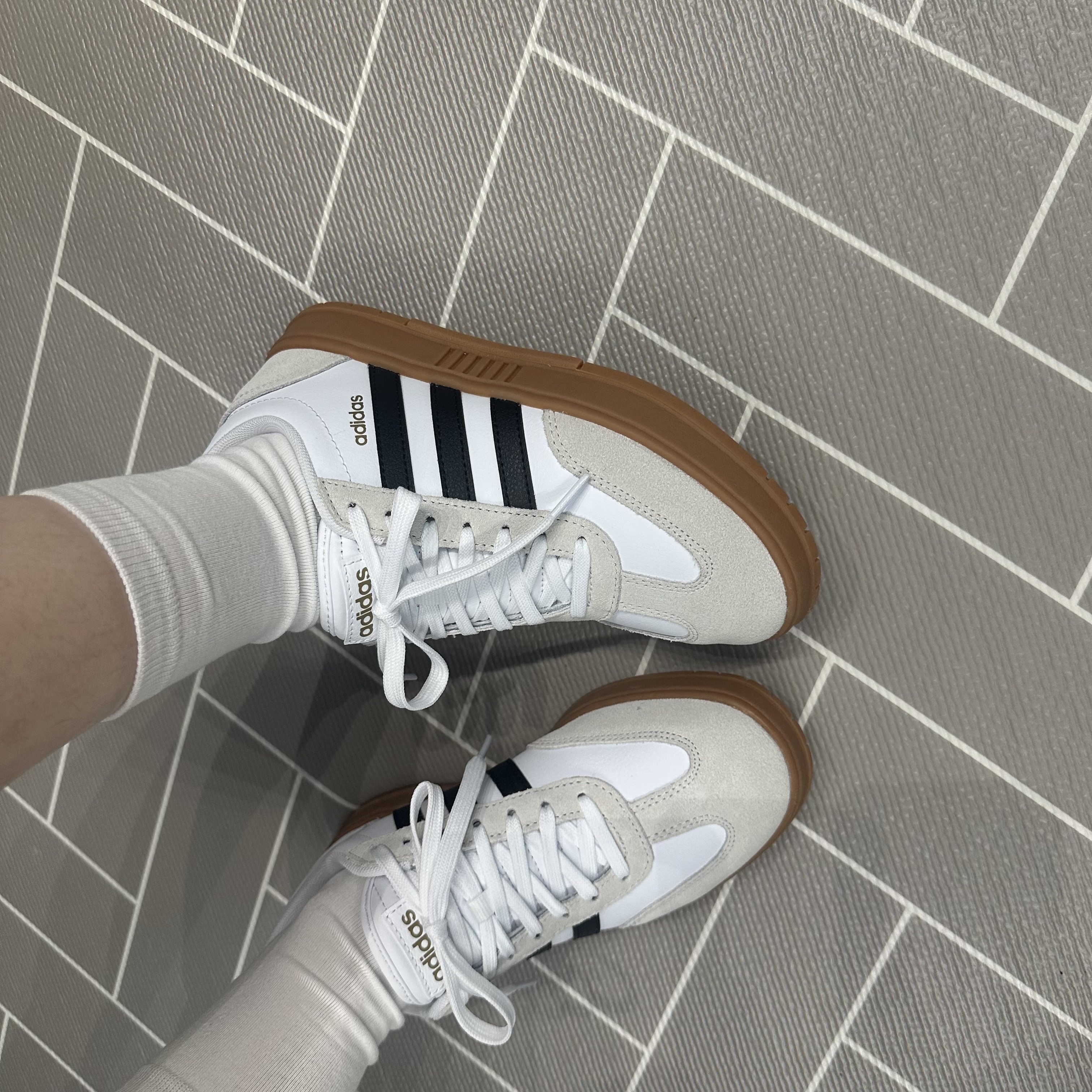 Adidas Gradas White Core Black 착용 스타일 - 3