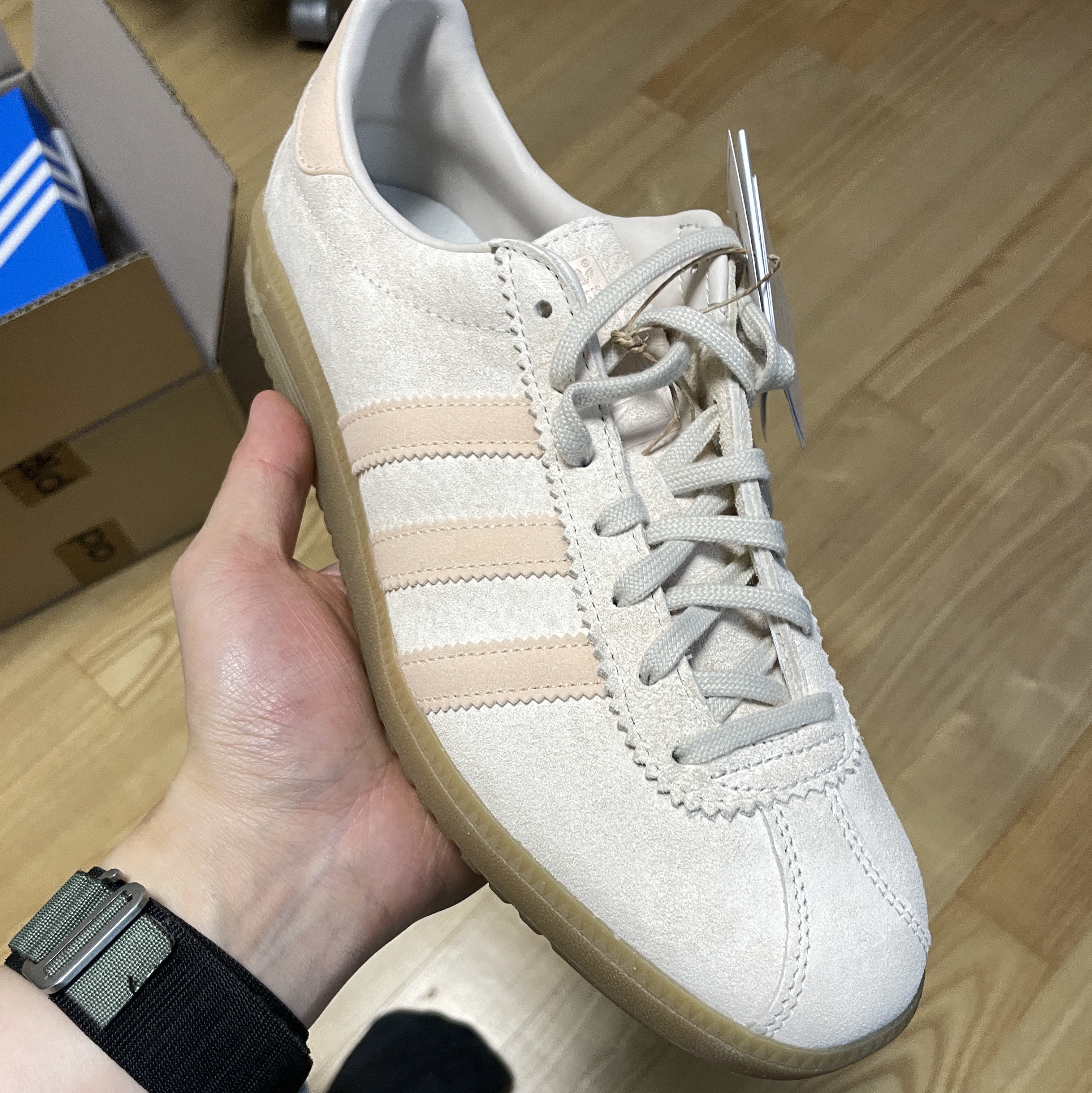 Adidas Bermuda Wonder White 착용 스타일