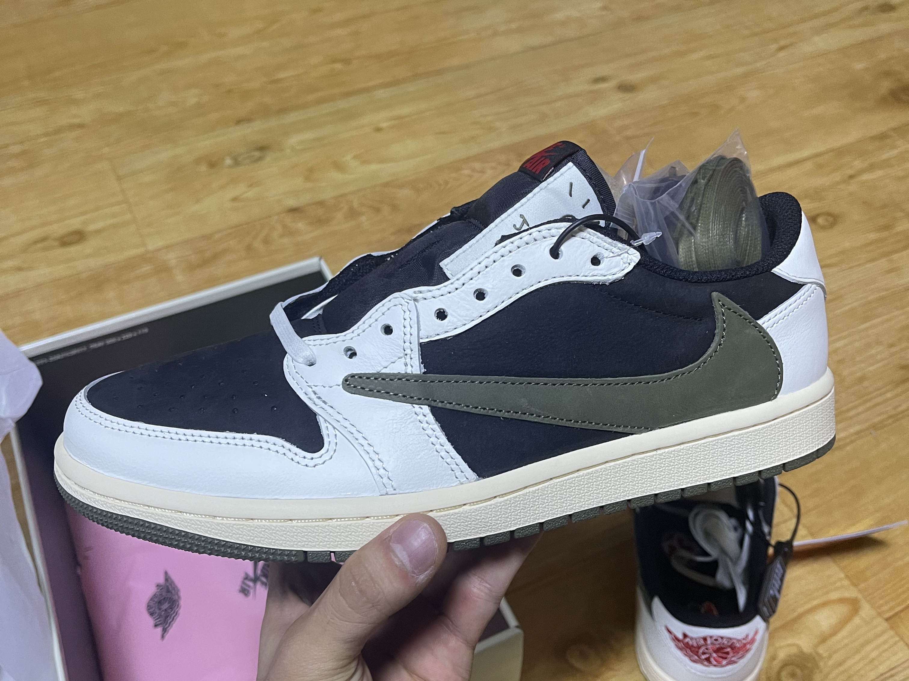 (W) Jordan 1 x Travis Scott Retro Low OG SP Medium Olive 착용 스타일 - 1