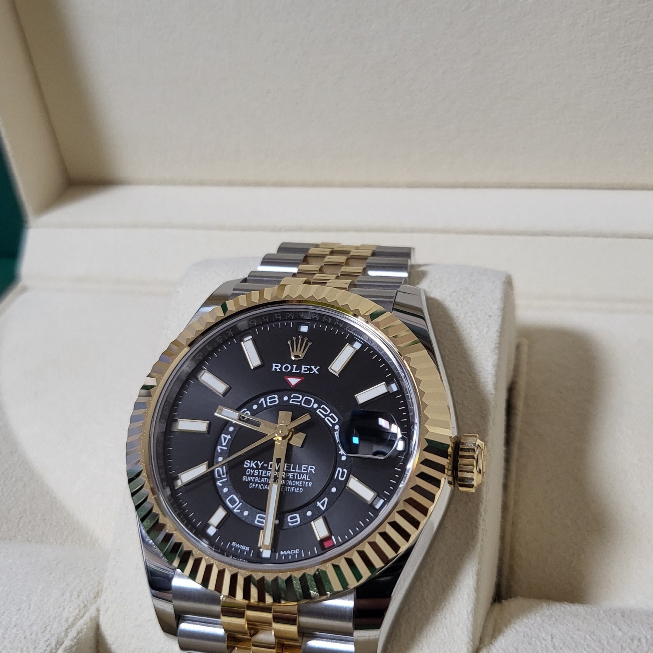 Rolex Sky-Dweller 42mm 326933 Bright Black Jubilee 착용 스타일