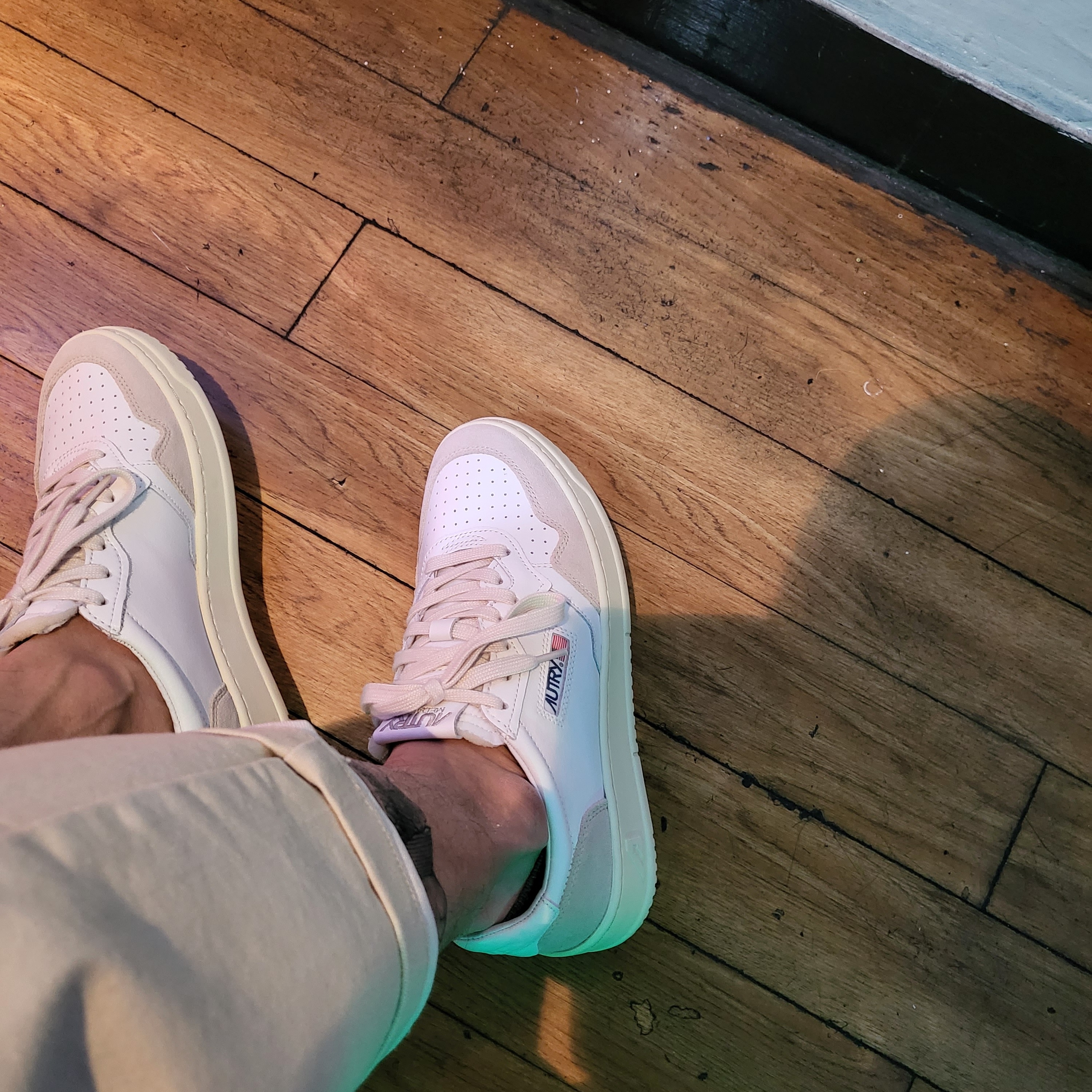 Autry Medalist Low Leather Suede Sneakers White 착용 스타일 - 2