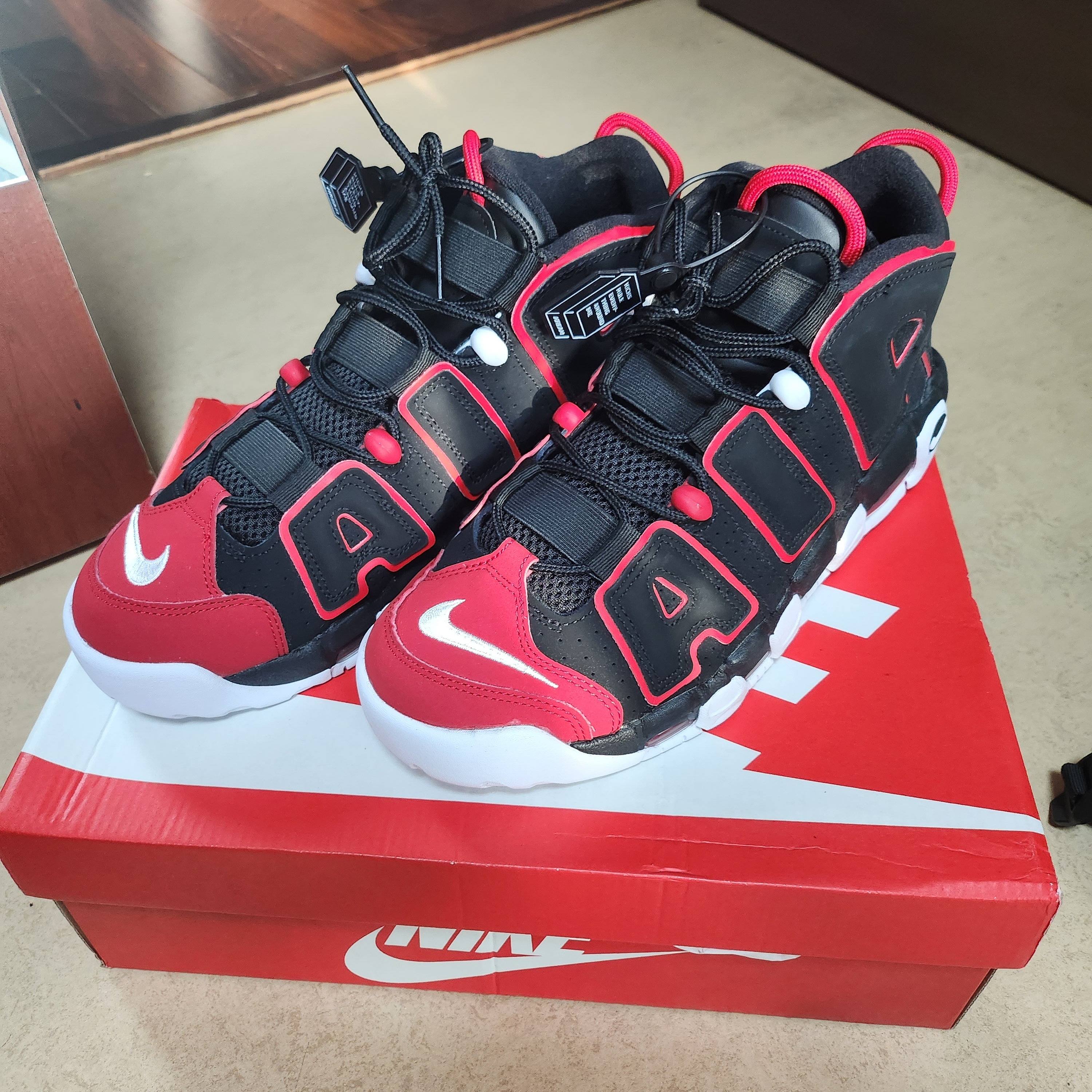 Nike Air More Uptempo 96 Black University Red 착용 스타일