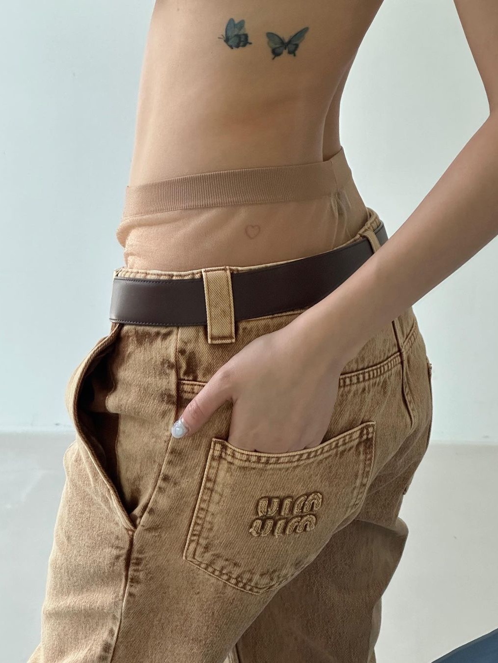 (W) Miu Miu Marbleized Denim Jeans Cognac 착용 스타일