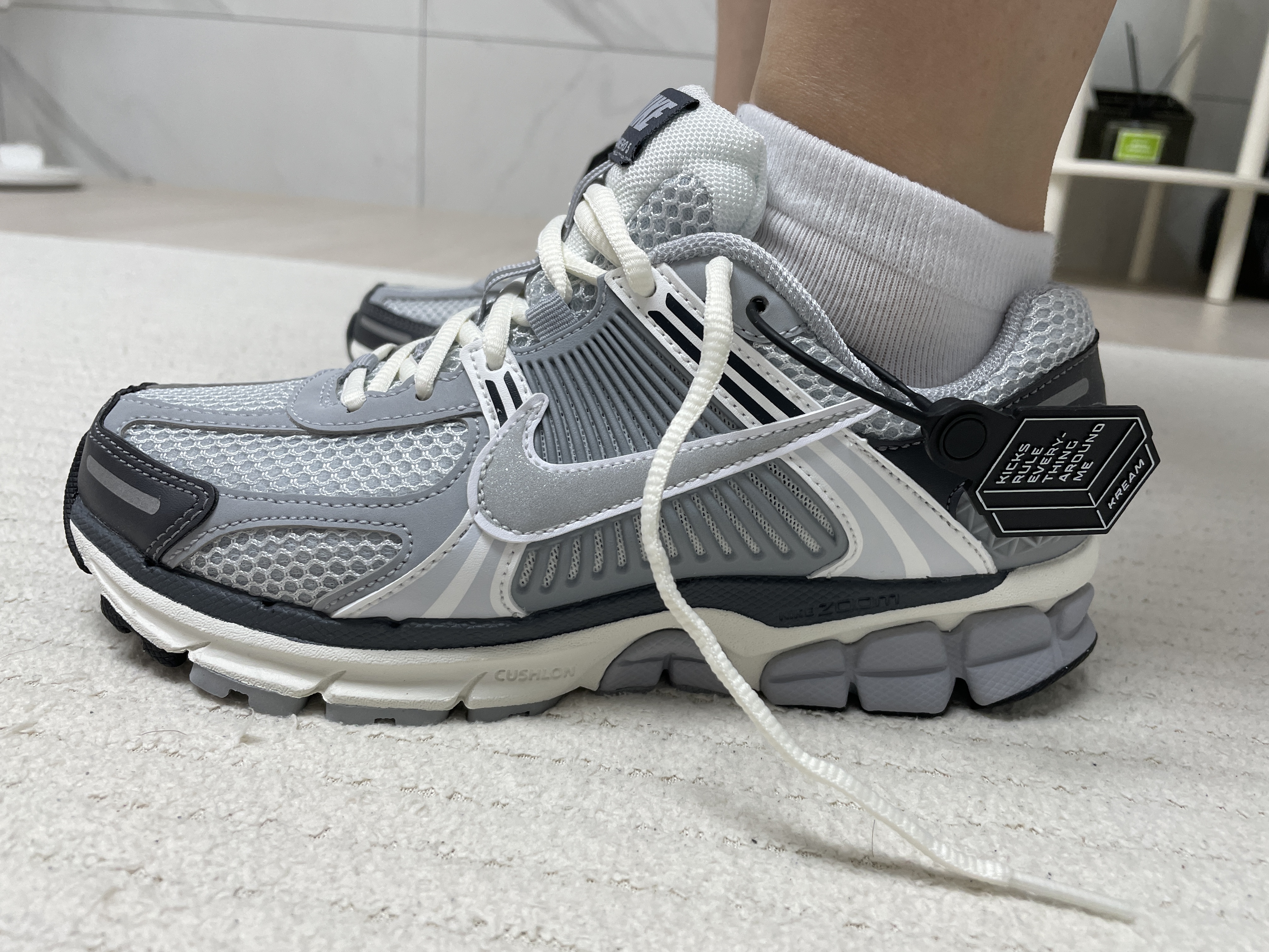 (W) Nike Zoom Vomero 5 Pure Platinum Metallic Silver 착용 스타일
