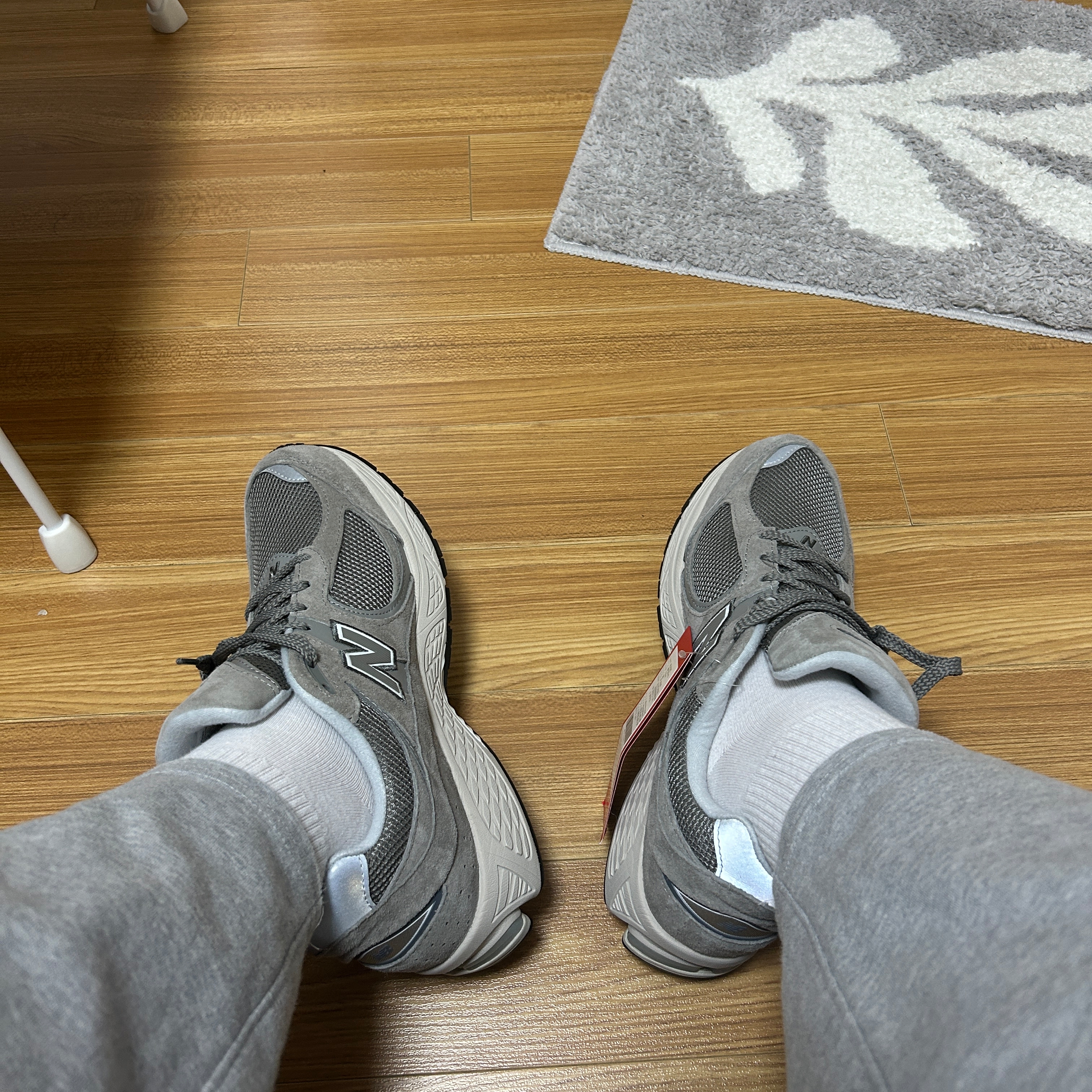 New Balance 2002R Grey 착용 스타일