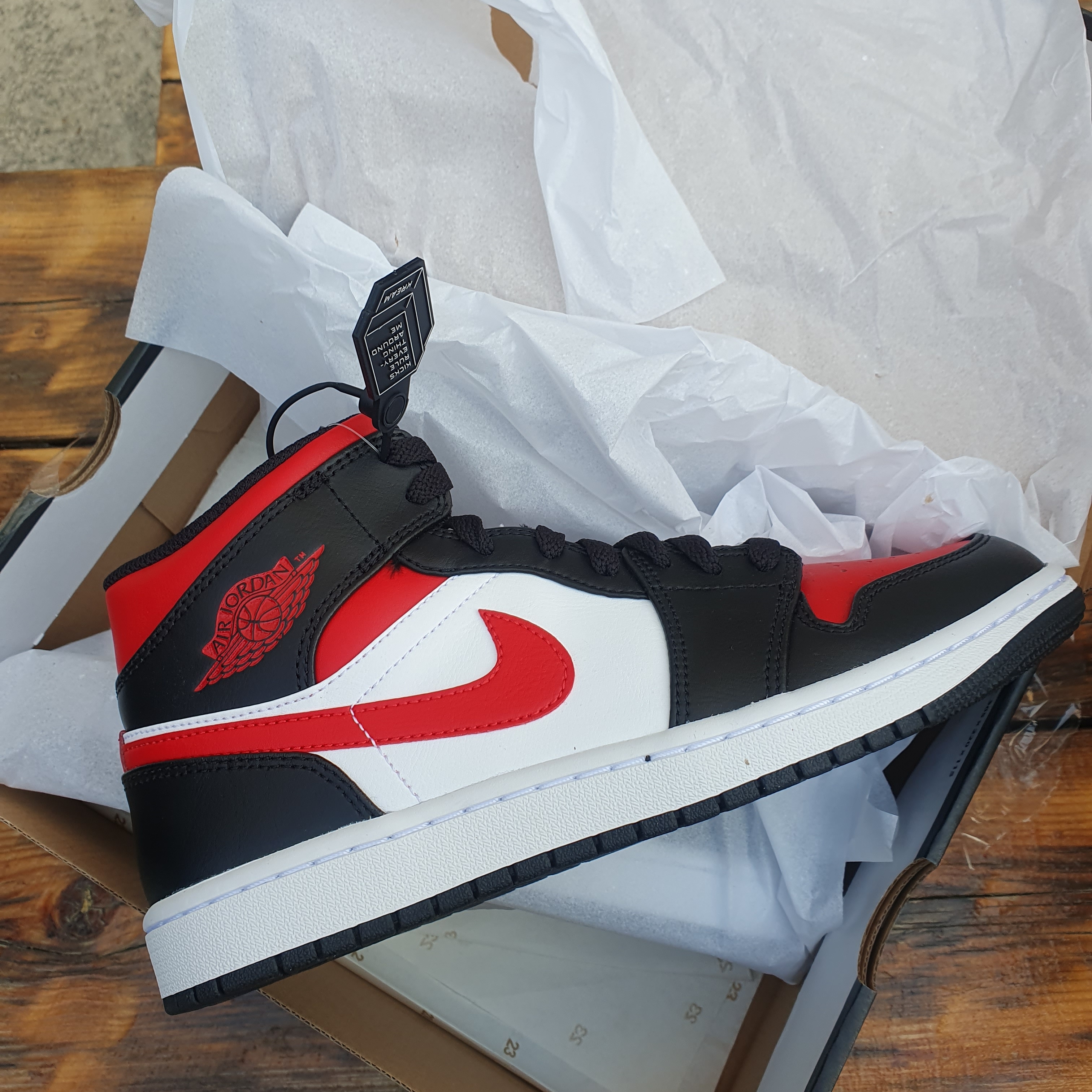Jordan 1 Mid Black Fire Red 착용 스타일