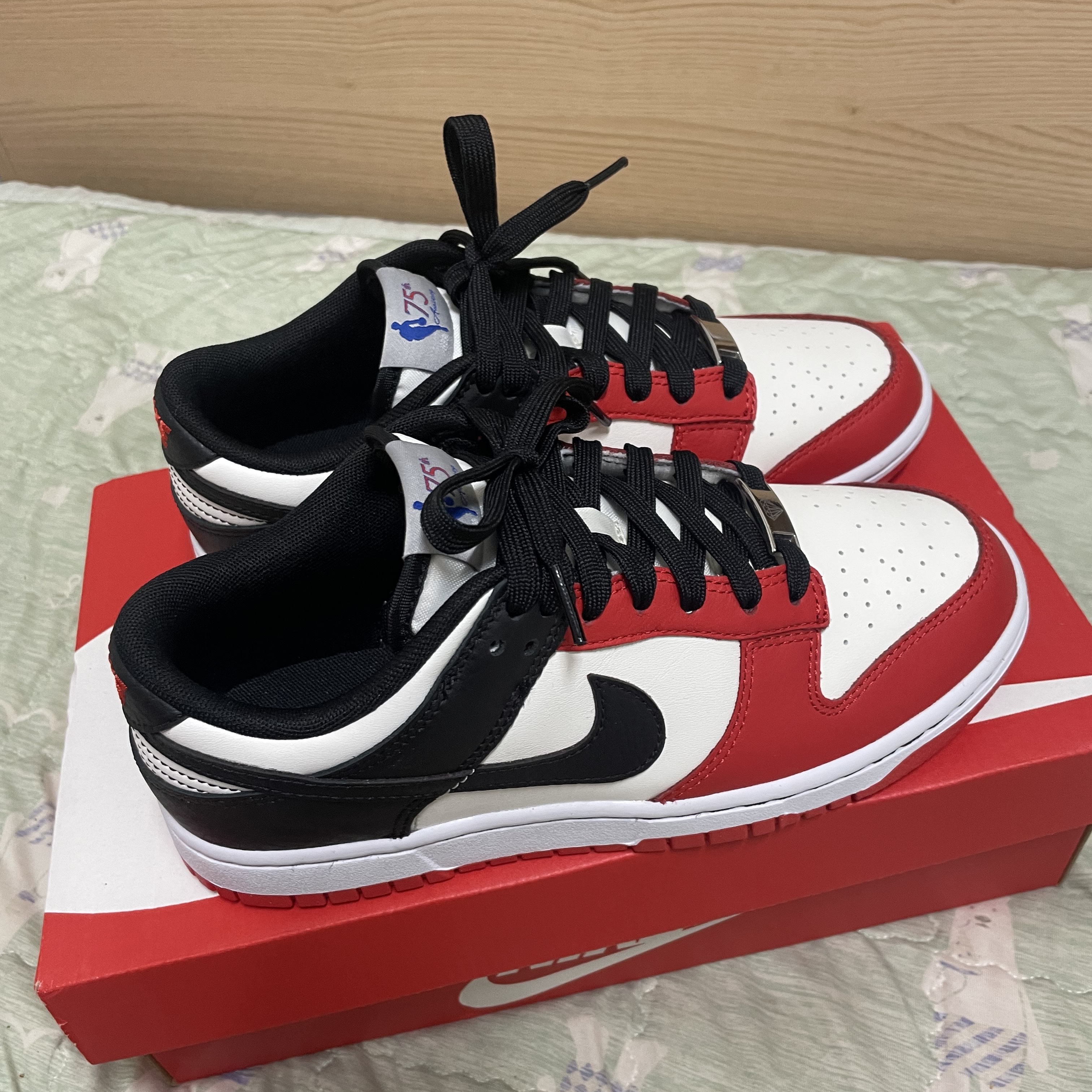 나이키 x NBA 덩크 로우 레트로 EMB 블랙 앤 칠리 레드 착용 스타일