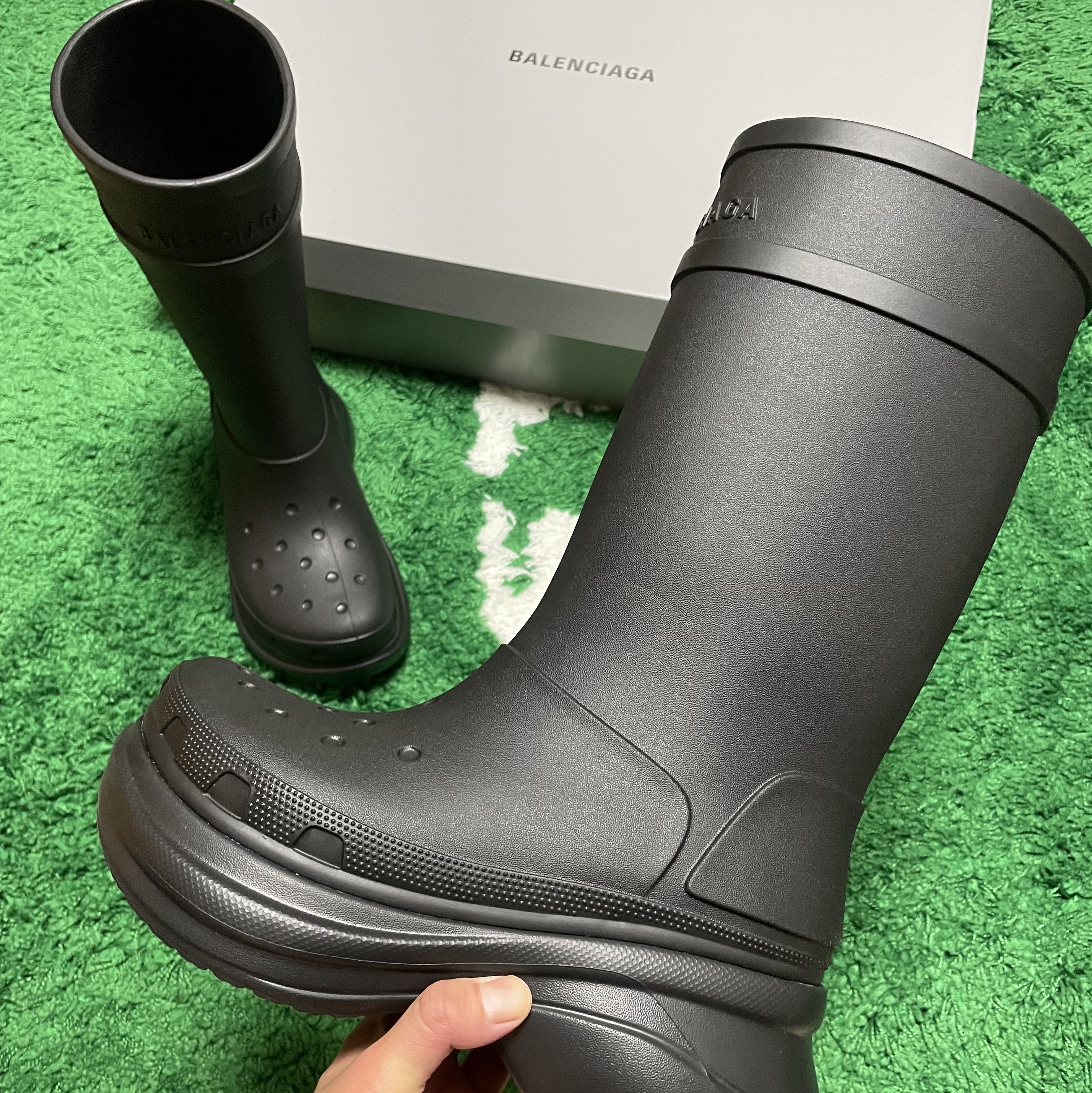 Balenciaga x Crocs Rubber Boot Black 착용 스타일 - 1