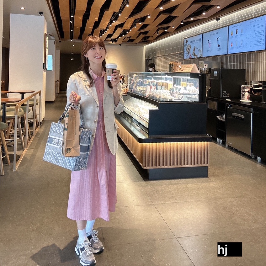 (W) 나이키 줌 보메로 5 코블스톤 앤 플랫 퓨터 착용 스타일 - 3