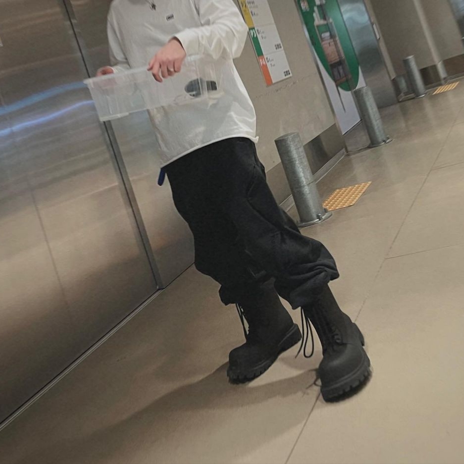 AOP Large Fit Curve Pants Stone Black, Balenciaga XL Army Boots Full Eva Black 착용 스타일 - 2