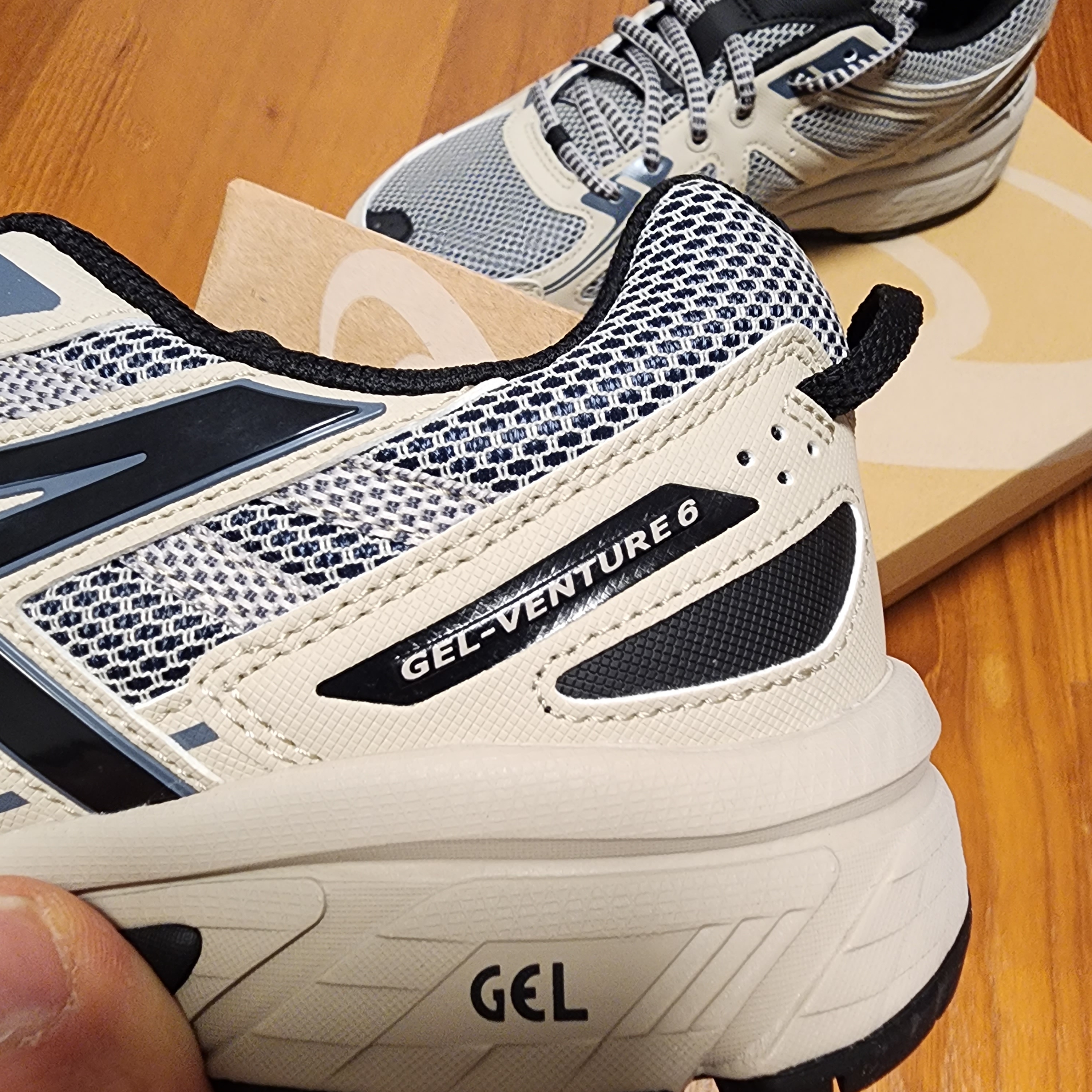 Asics Gel-Venture 6 Feather Grey Black 착용 스타일 - 4