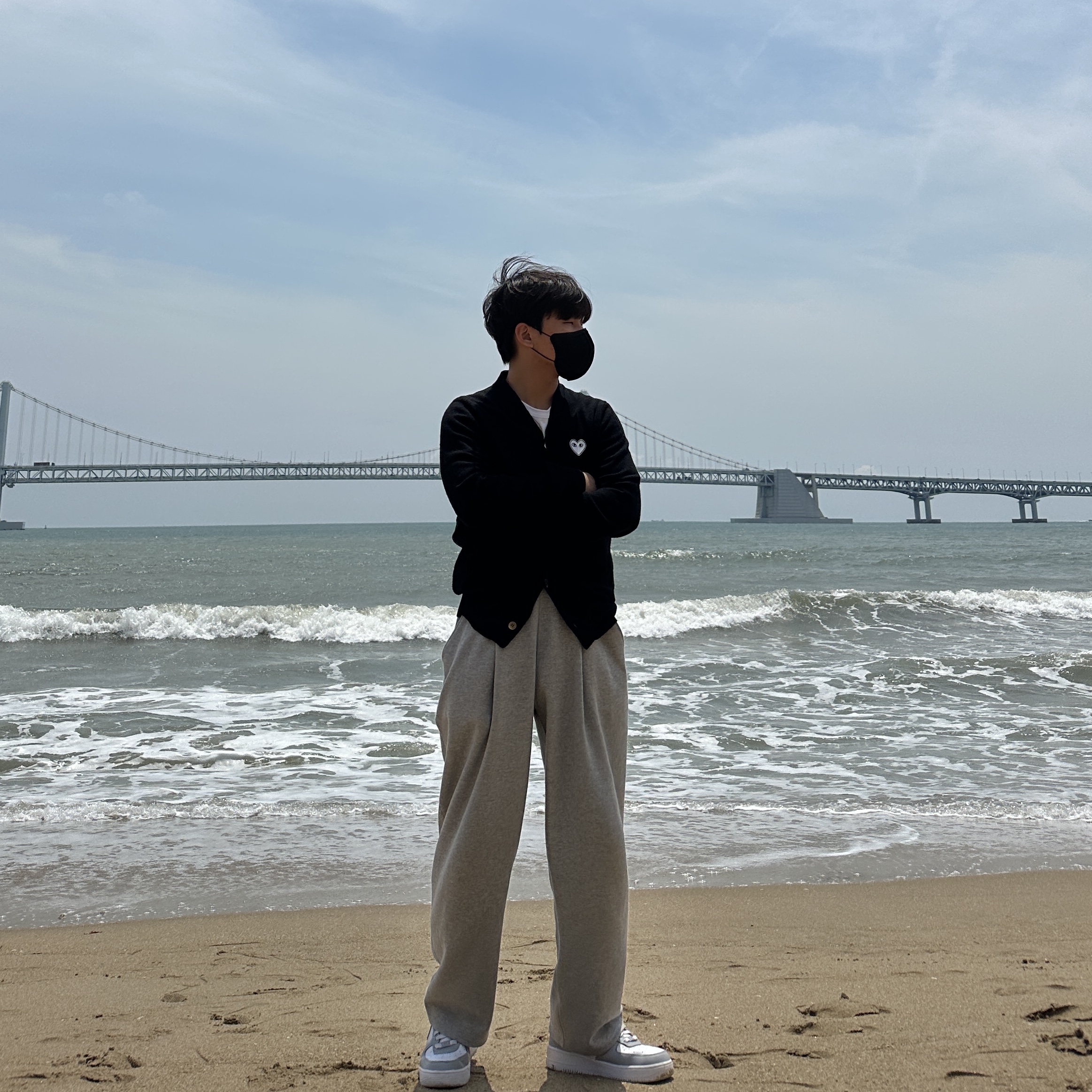 Maison Kitsune Fox Head Patch Classic T-Shirt White, Play Comme des Garcons White Heart Knit Cardigan Black 착용 스타일 - 2
