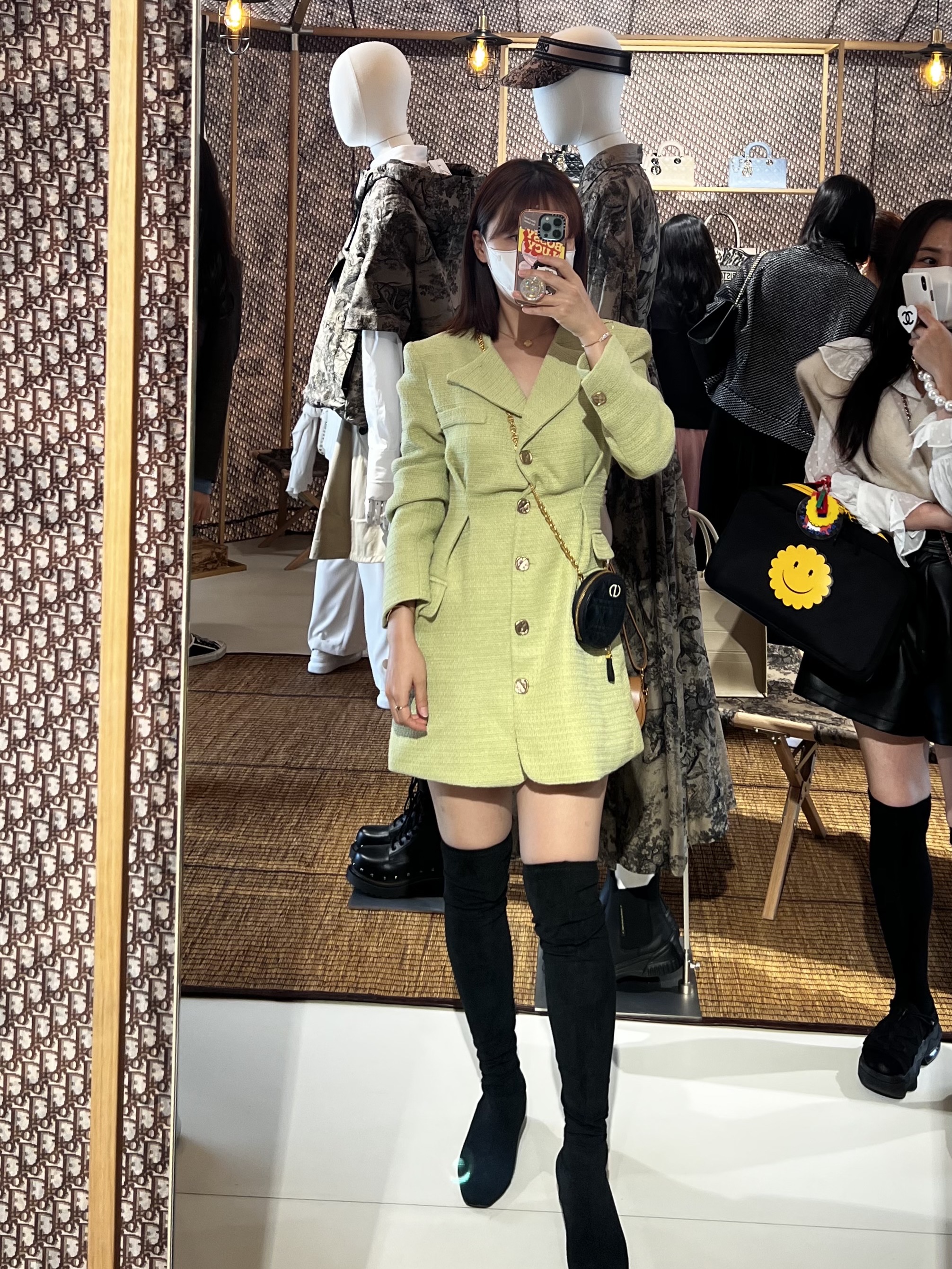 디올 카로 디테처블 코인 지갑 블랙, 애플 아이폰 13 프로 맥스 1테라 시에라 블루 (국내 정식 발매 제품) 착용 스타일 - 1