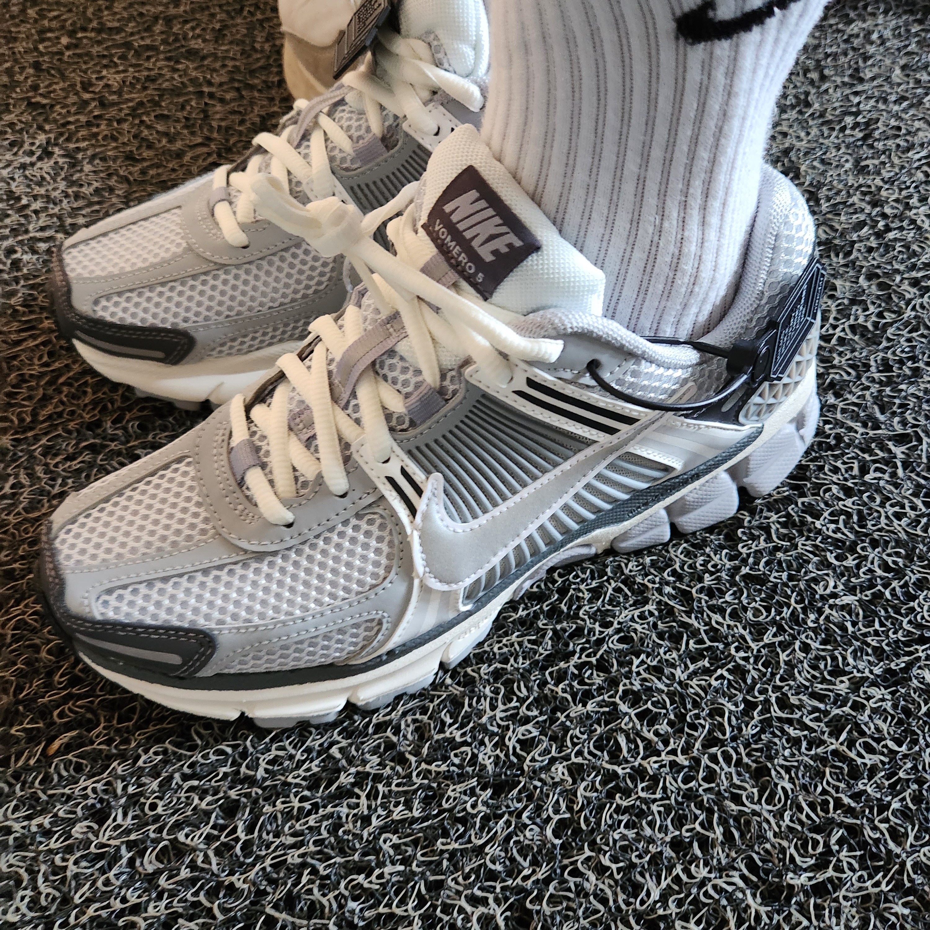 (W) Nike Zoom Vomero 5 Pure Platinum Metallic Silver 착용 스타일