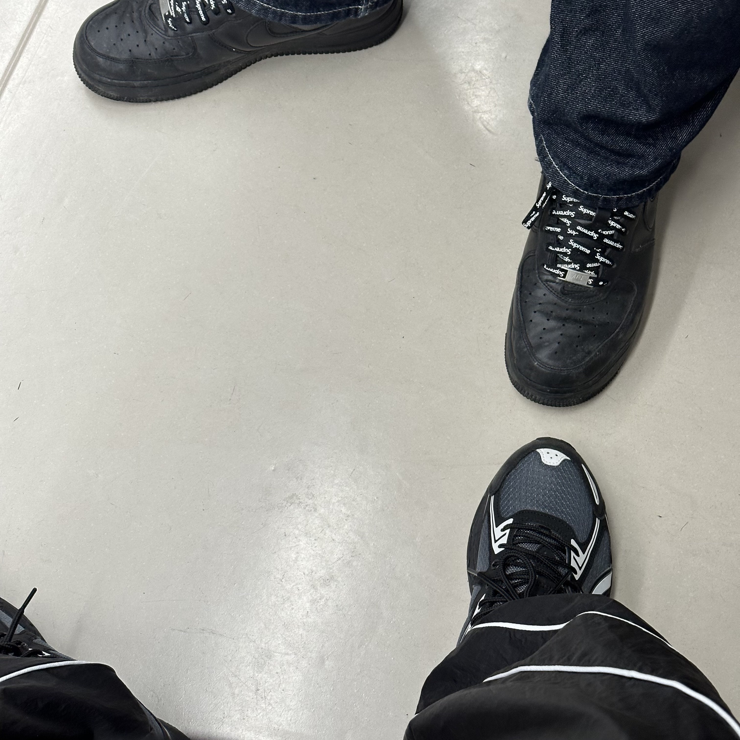 Asics Gel-Venture 6 Carrier Grey, Nike x Supreme Air Force 1 Low Black 착용 스타일