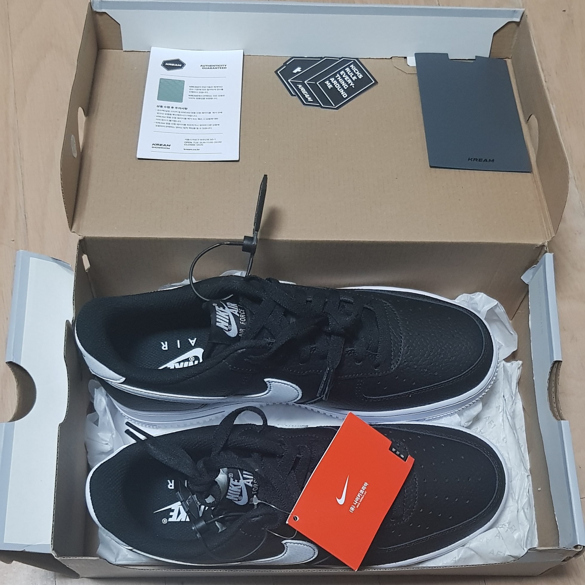 Nike Air Force 1 '07 Black White 착용 스타일 - 4