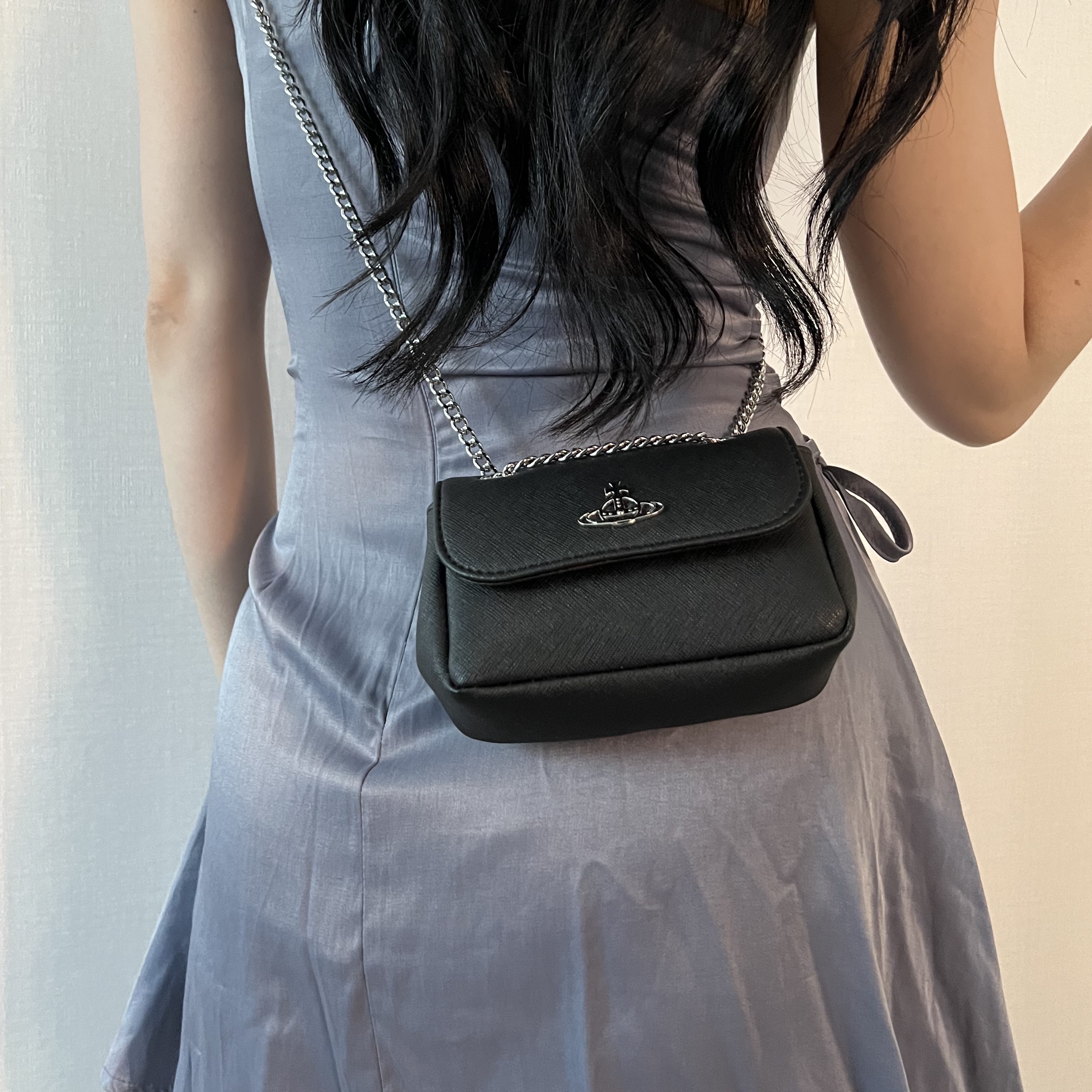 Vivienne Westwood Saffiano Biogreen Small Purse Cross Bag Black 착용 스타일